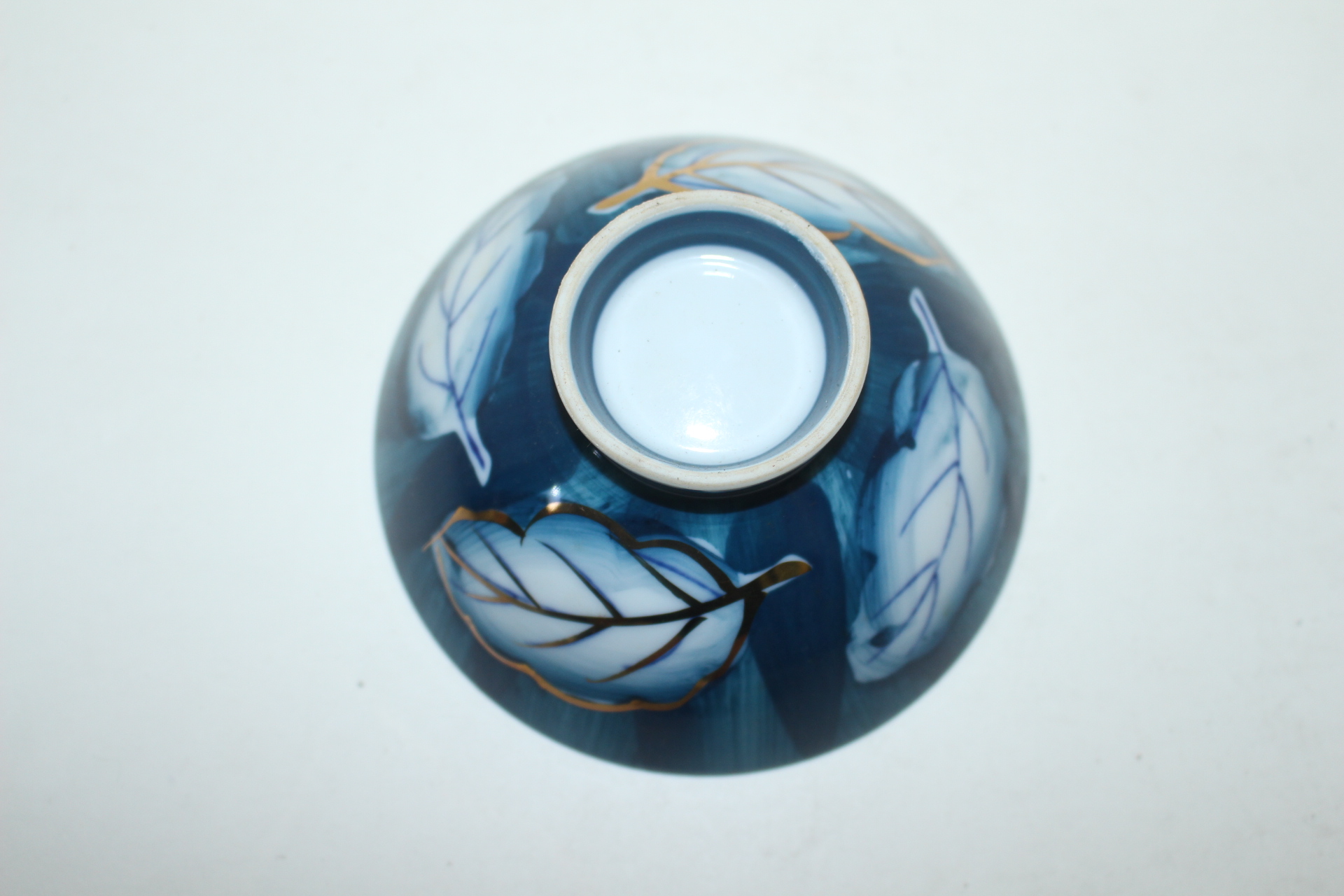 이마리 청화백자 금채나뭇잎문 자완