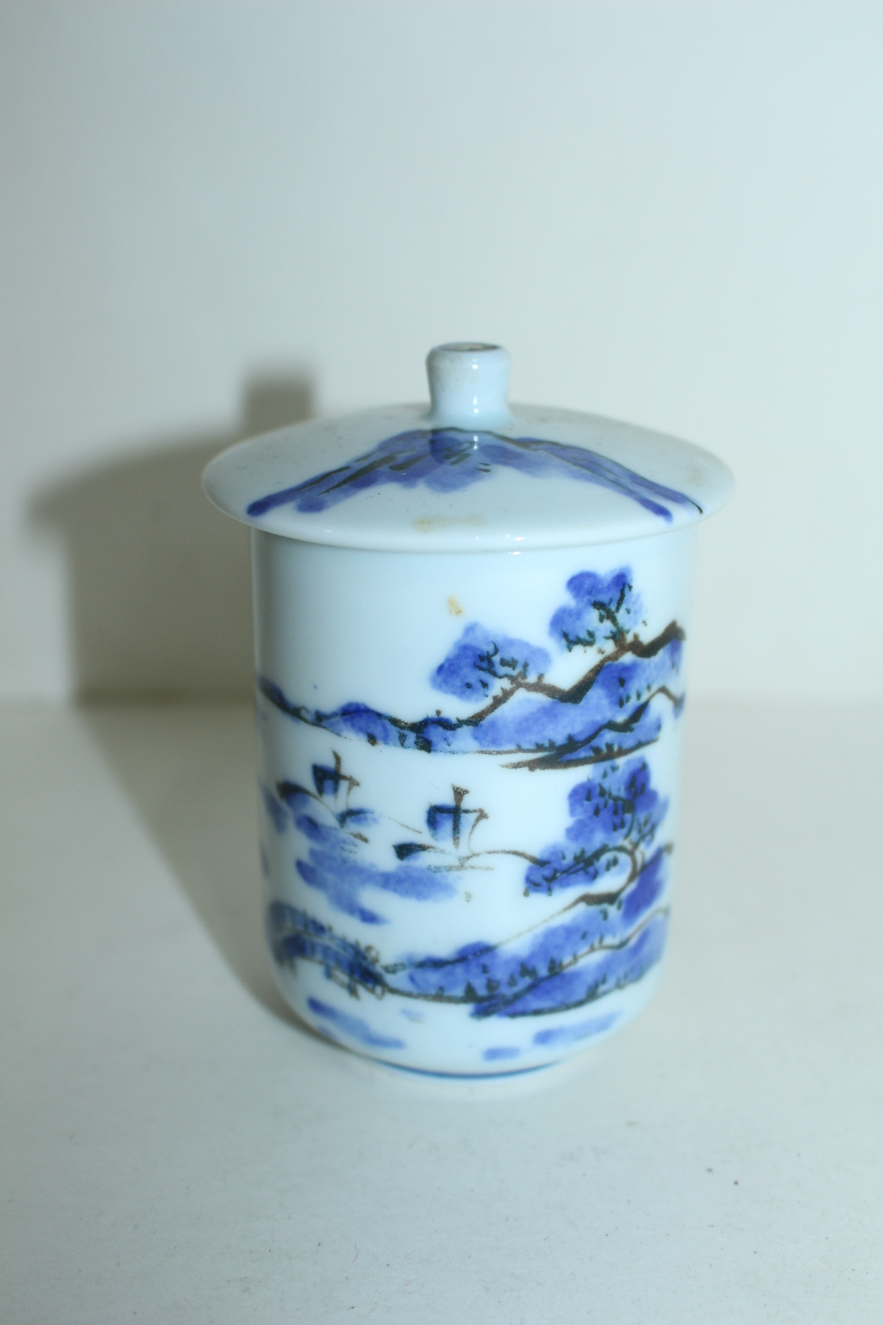 연대가좋은 청화백자산수문 두껑있는 잔