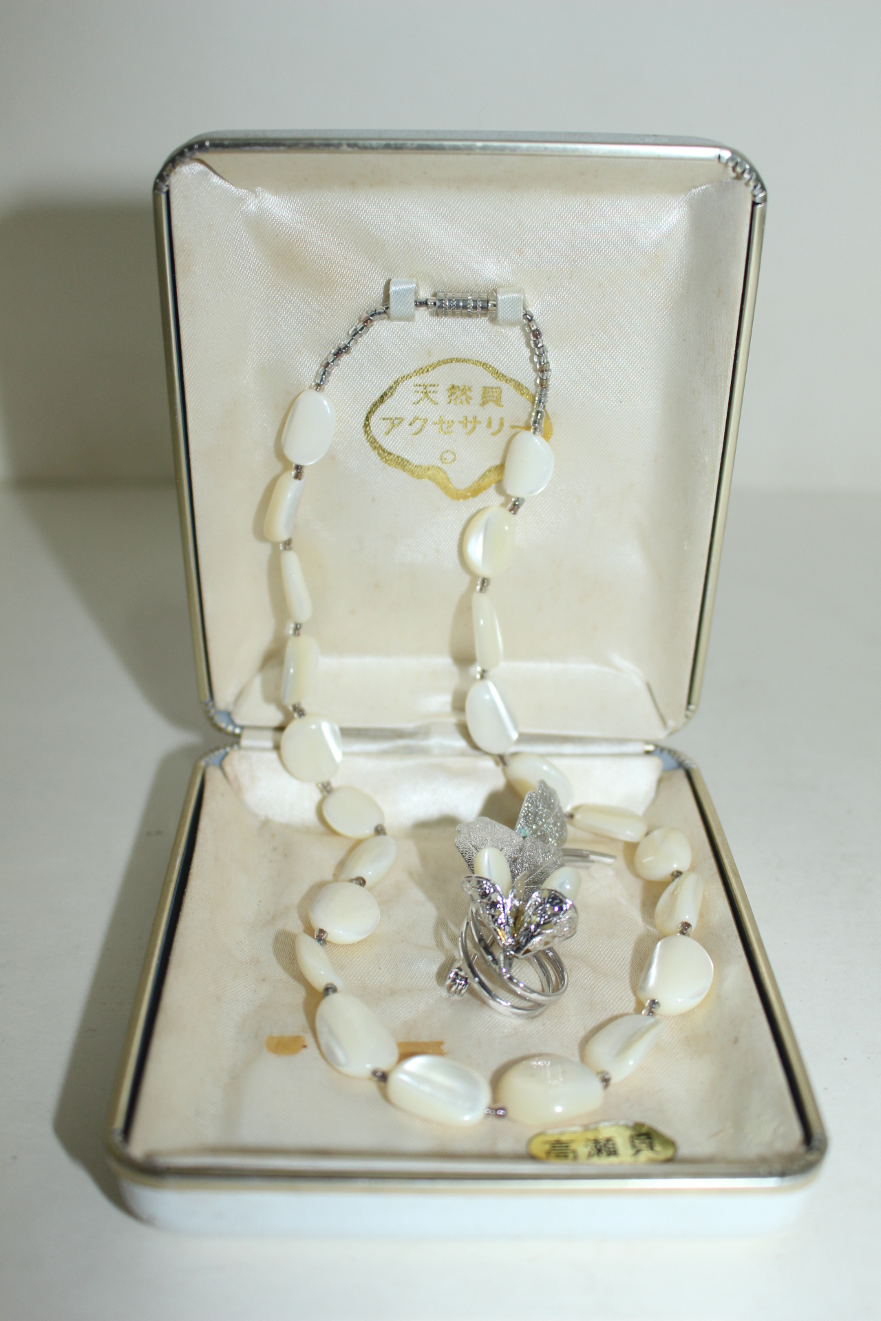 천연조개패로된 목걸이 와 브롯지