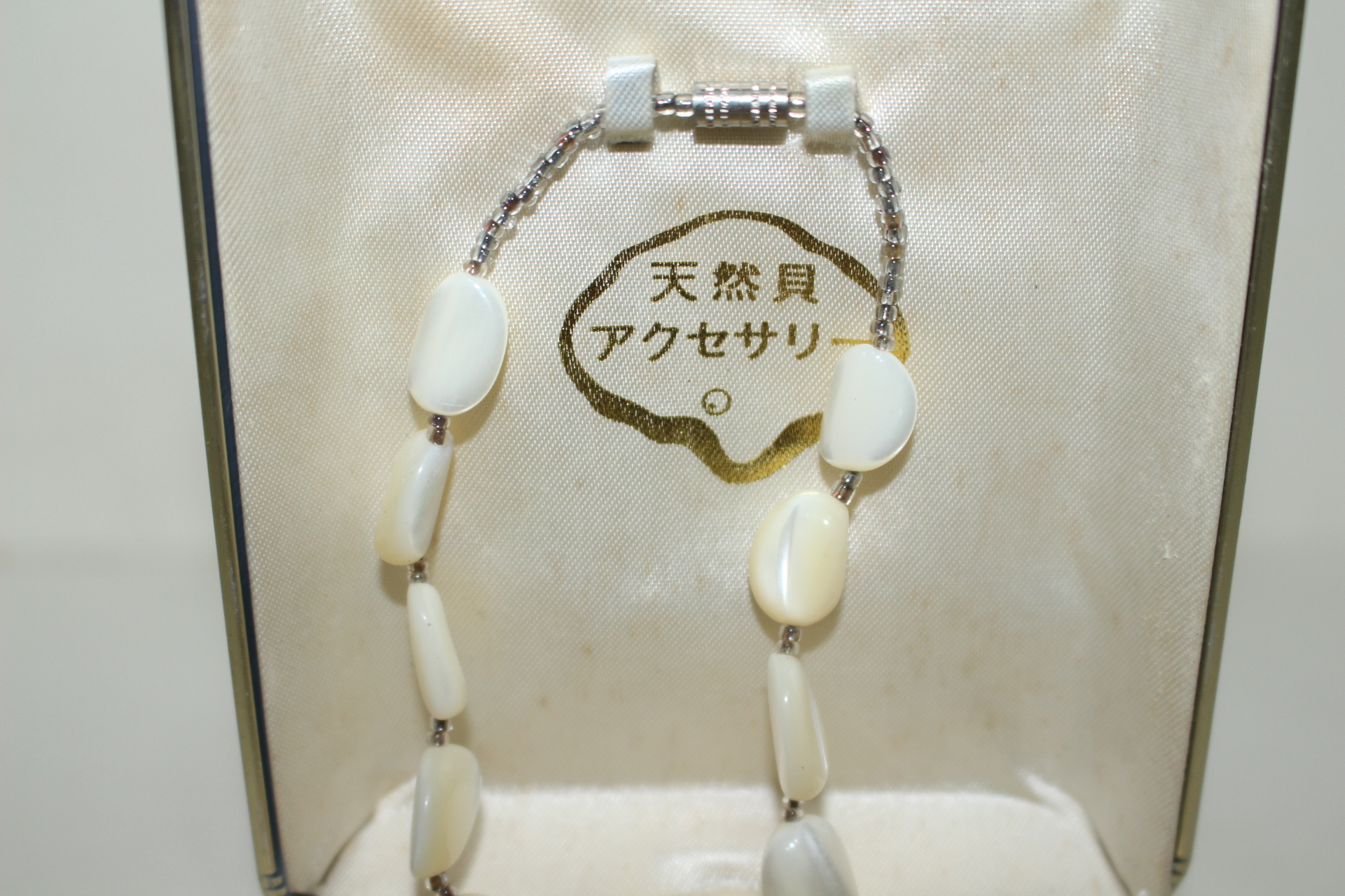 천연조개패로된 목걸이 와 브롯지