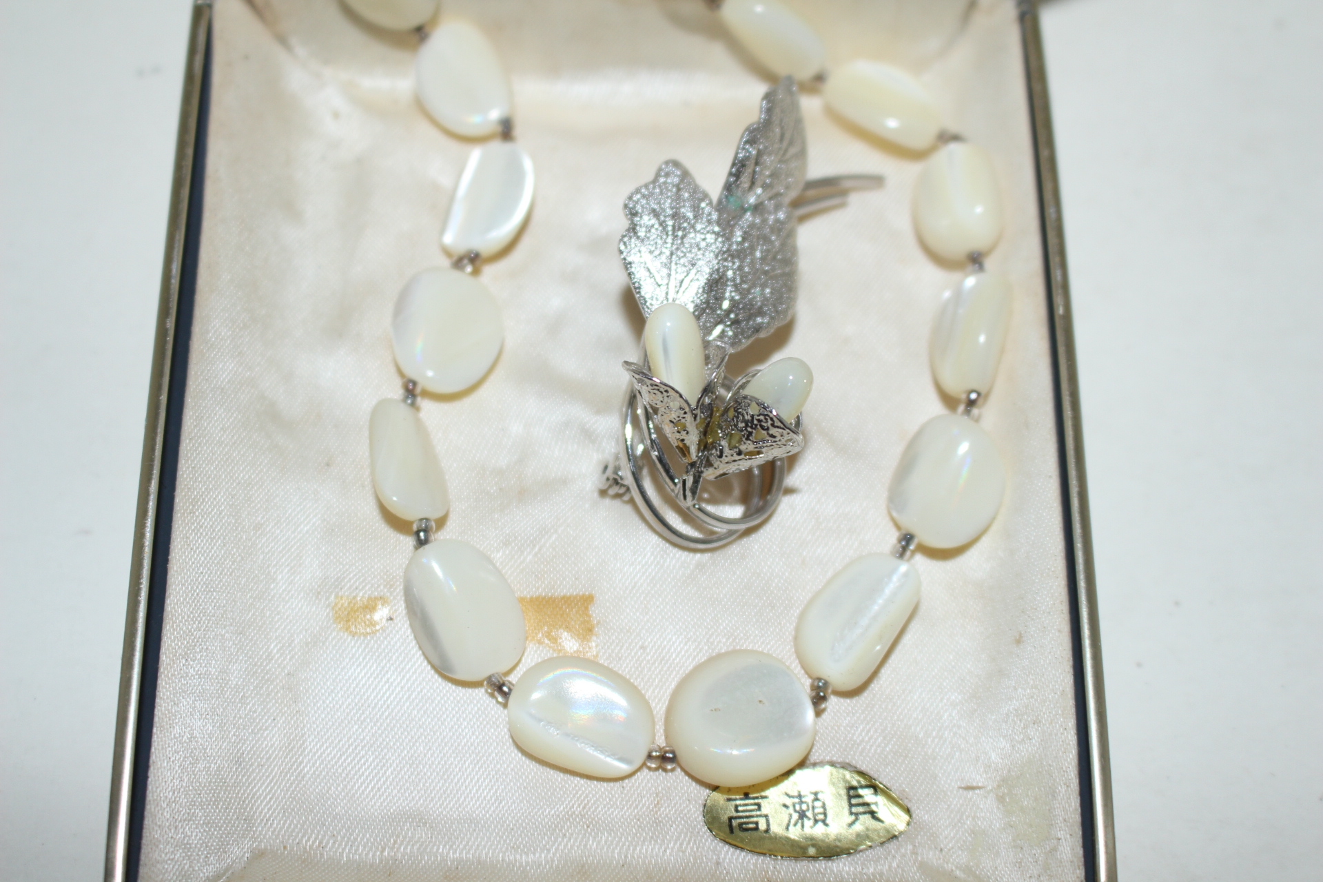천연조개패로된 목걸이 와 브롯지