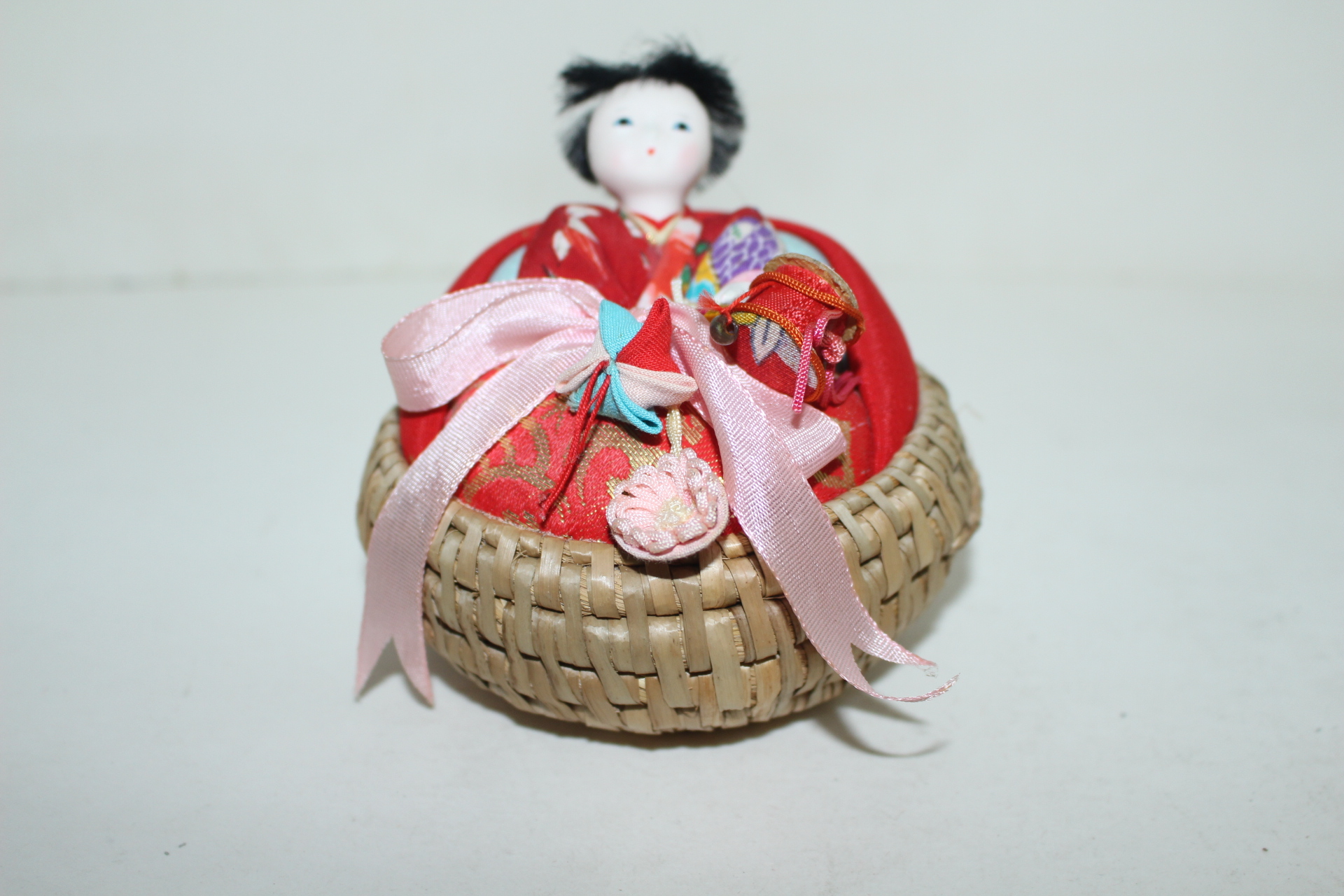 천과 짚풀로된 인형