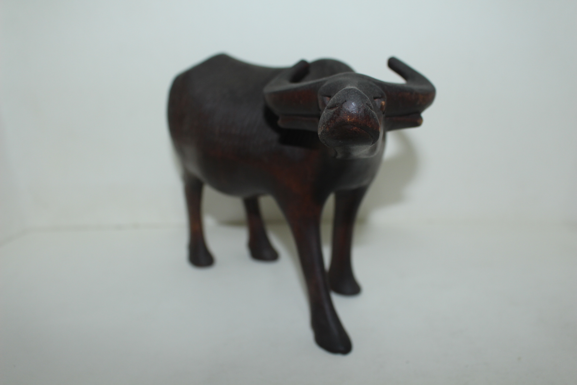 원목나무를 통으로 조각한 소 조각상