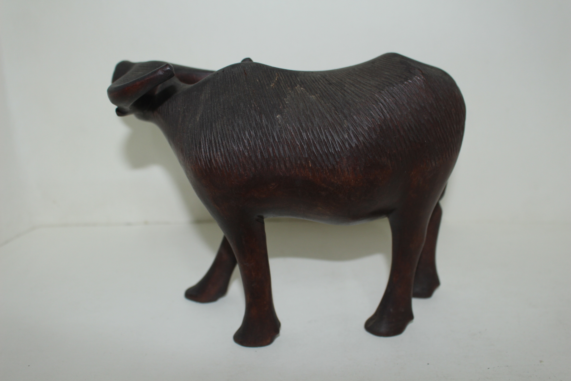 원목나무를 통으로 조각한 소 조각상