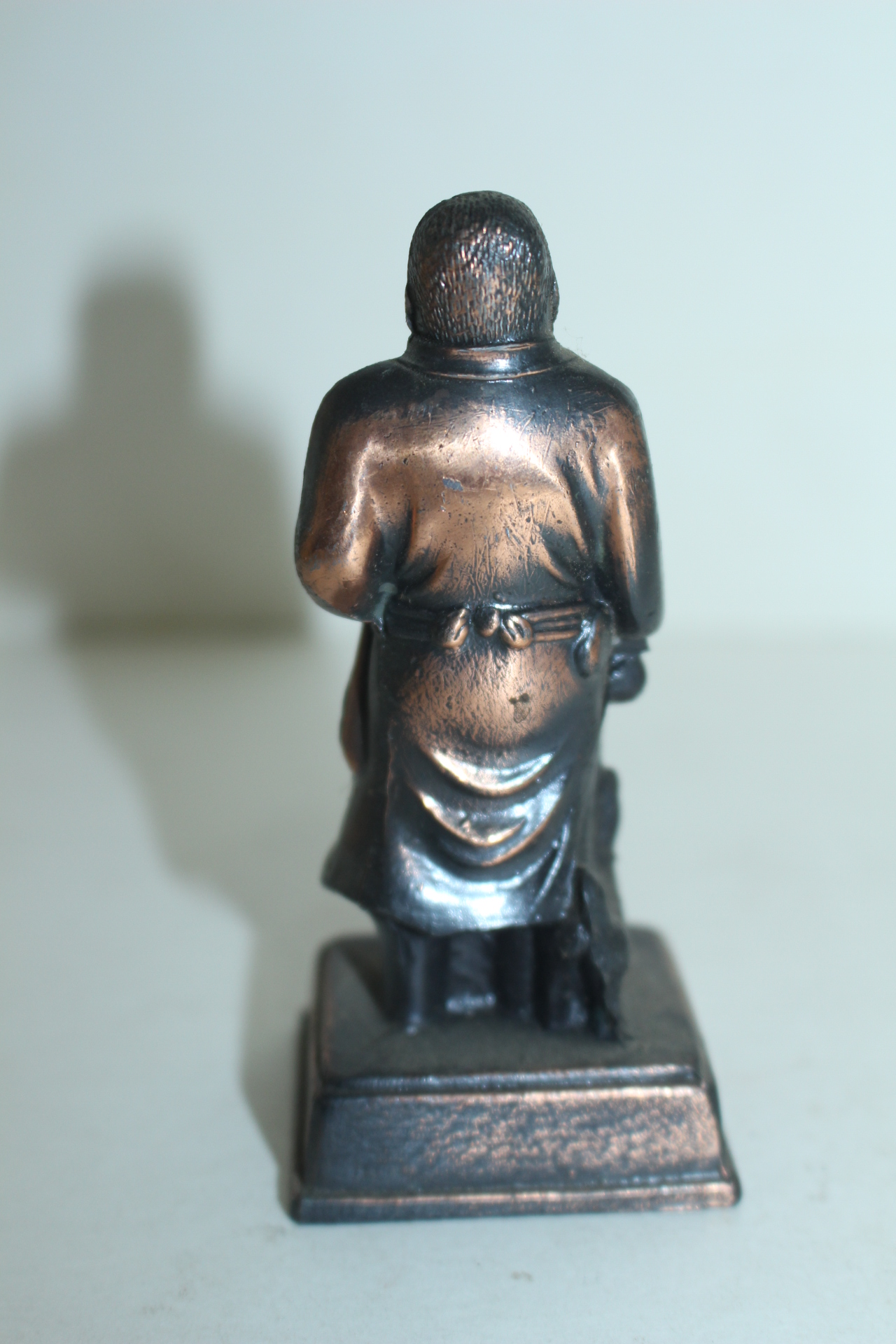 금속재질로된 인물조각상