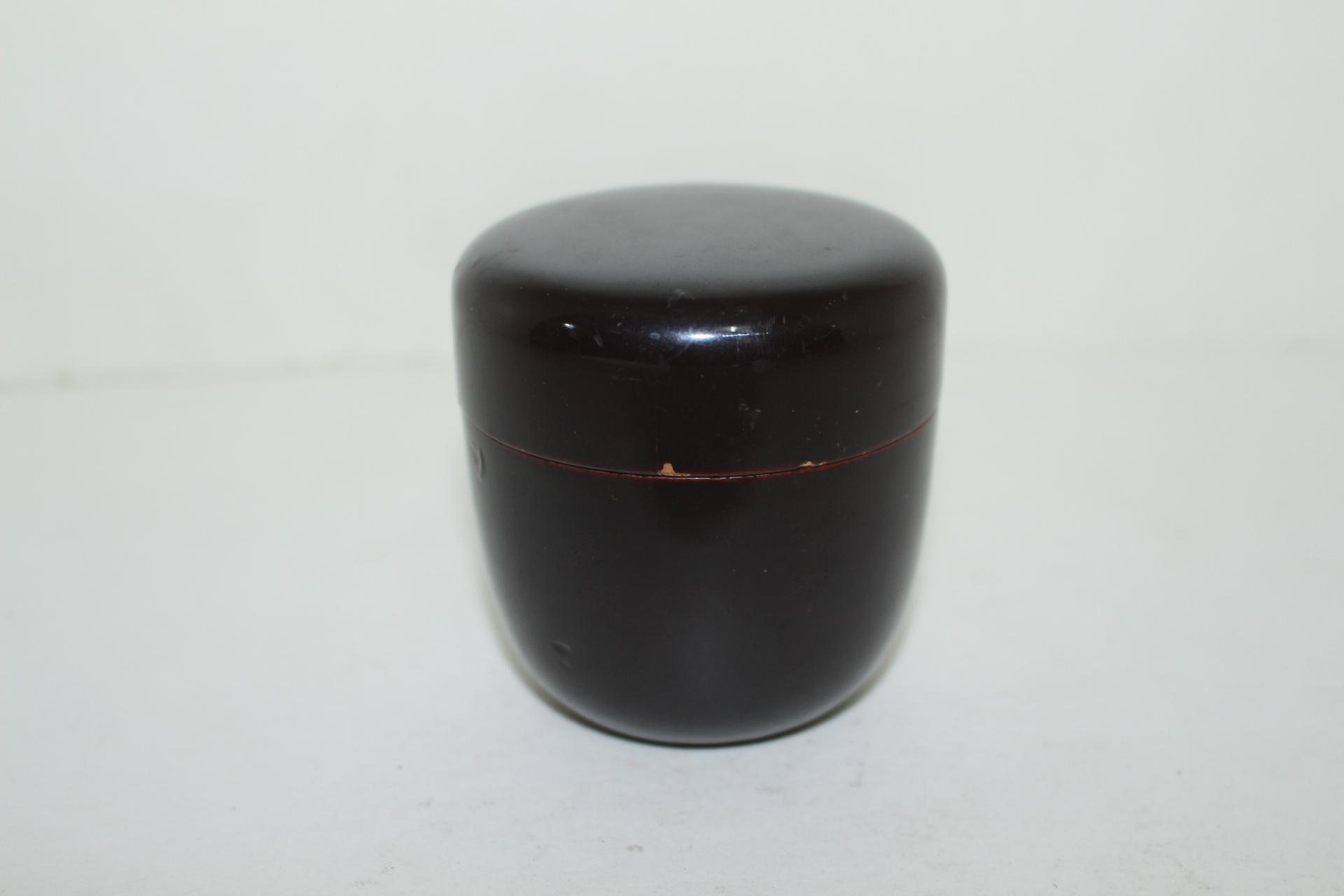 나무에 옷칠이된 말차통