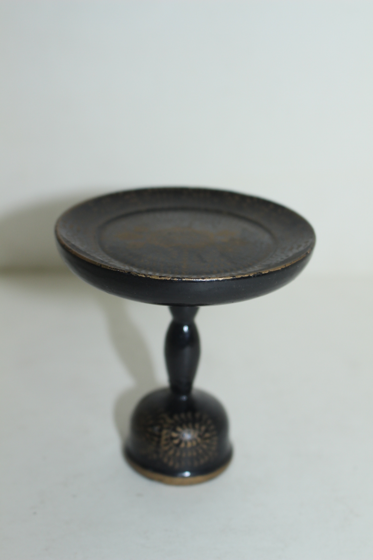 연대가좋은 나무에 금채화문된 화대