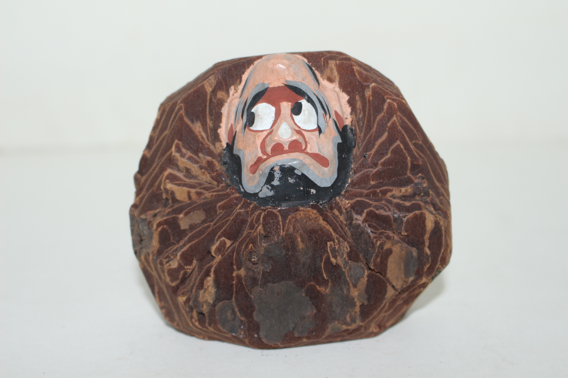 특이한 나무로된 달마대사 조각상