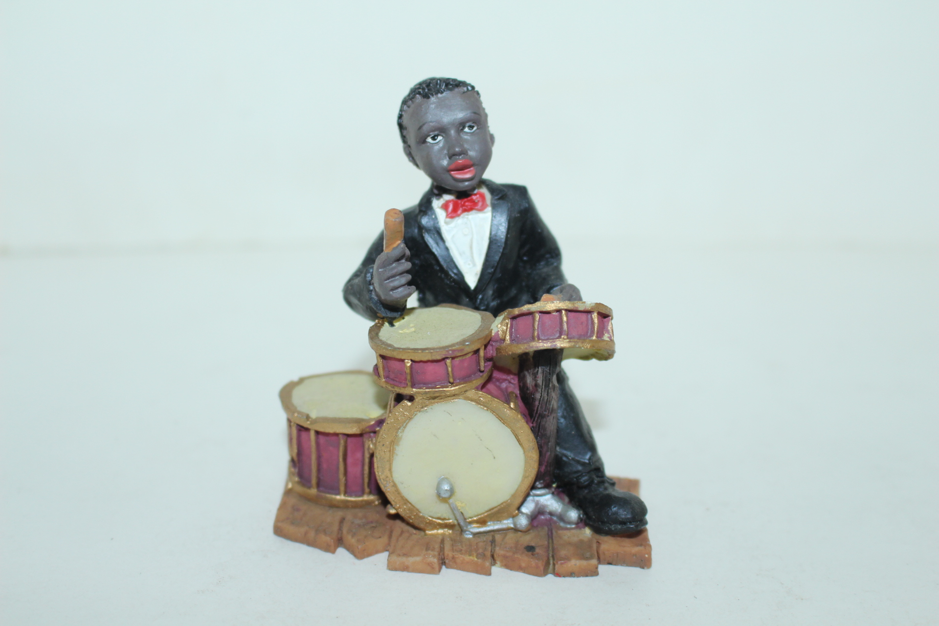 외국산 악기연주하는 인물조각상