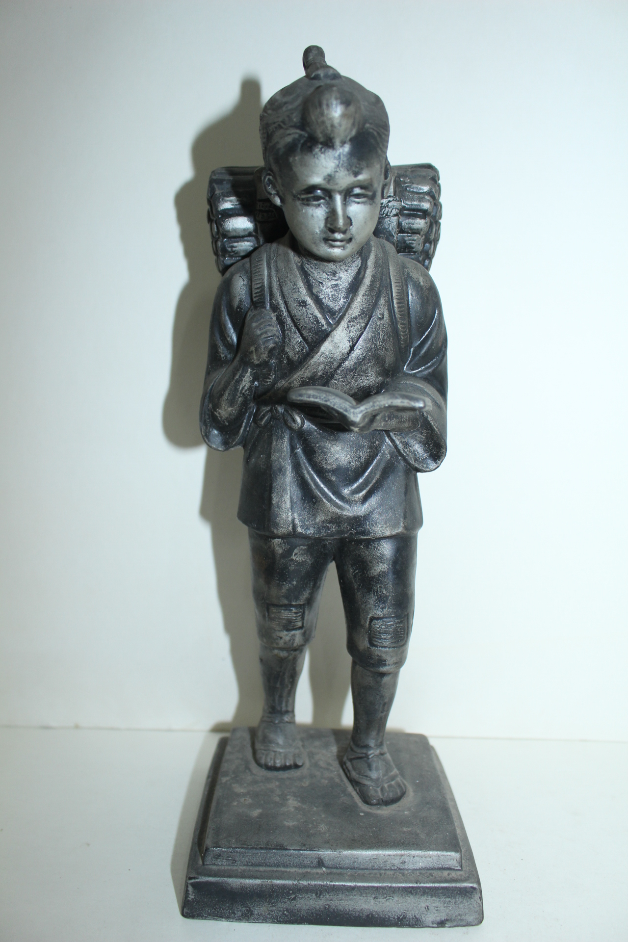 도기재질로된 책읽는 나뭇꾼소년 조각상