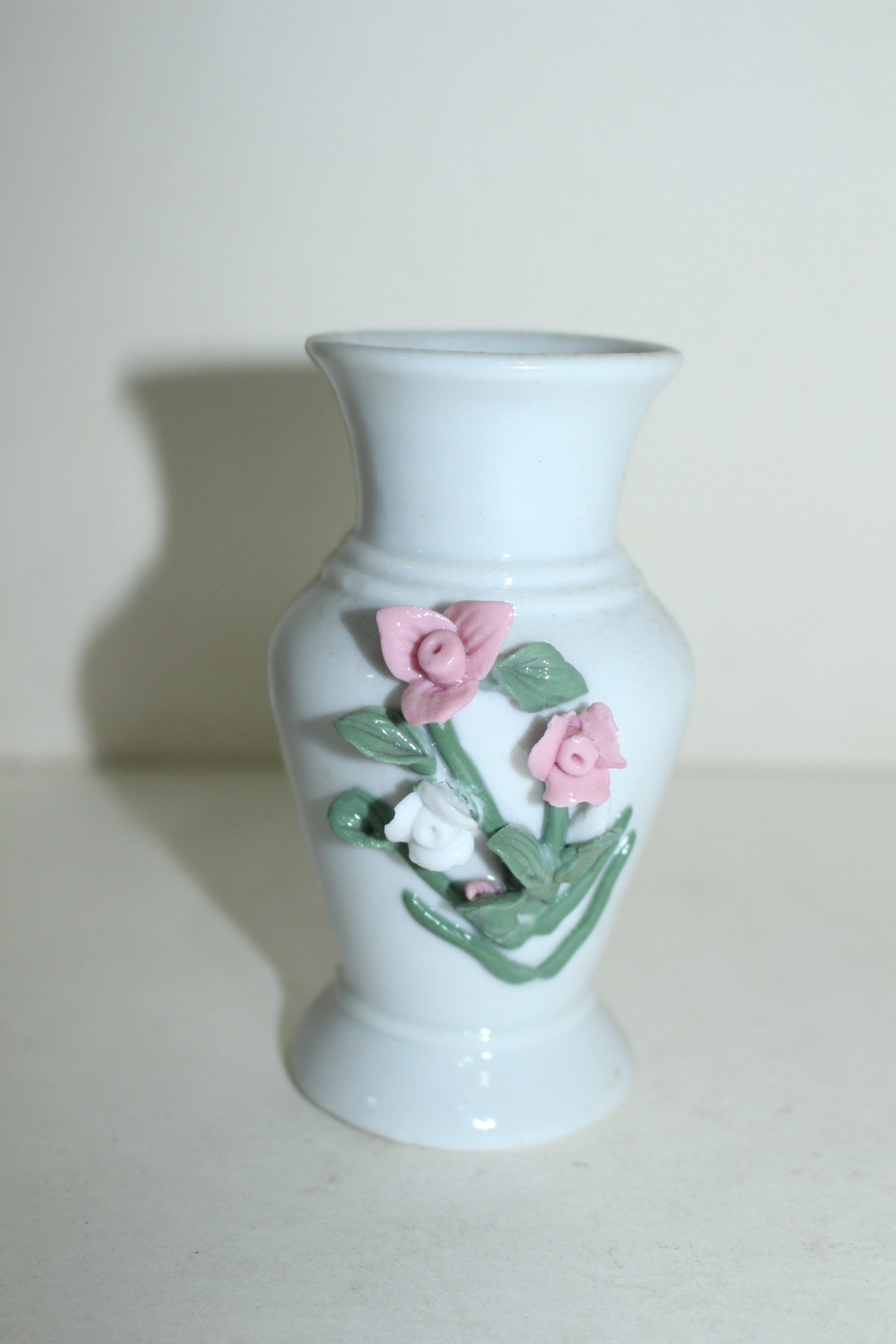 백자 양각화문호