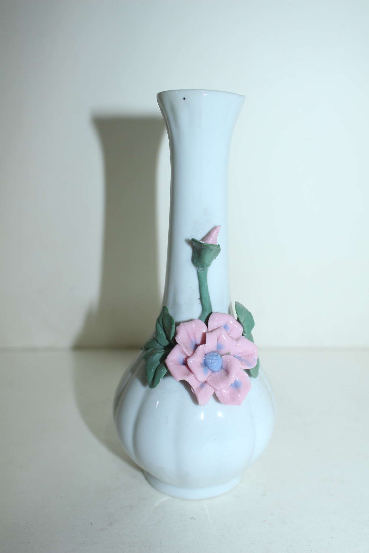 백자 양각화문 한송이화병