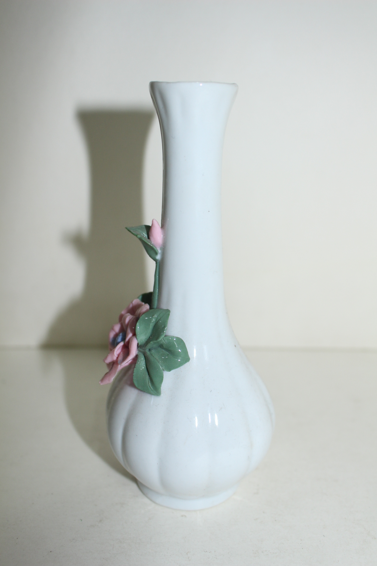 백자 양각화문 한송이화병