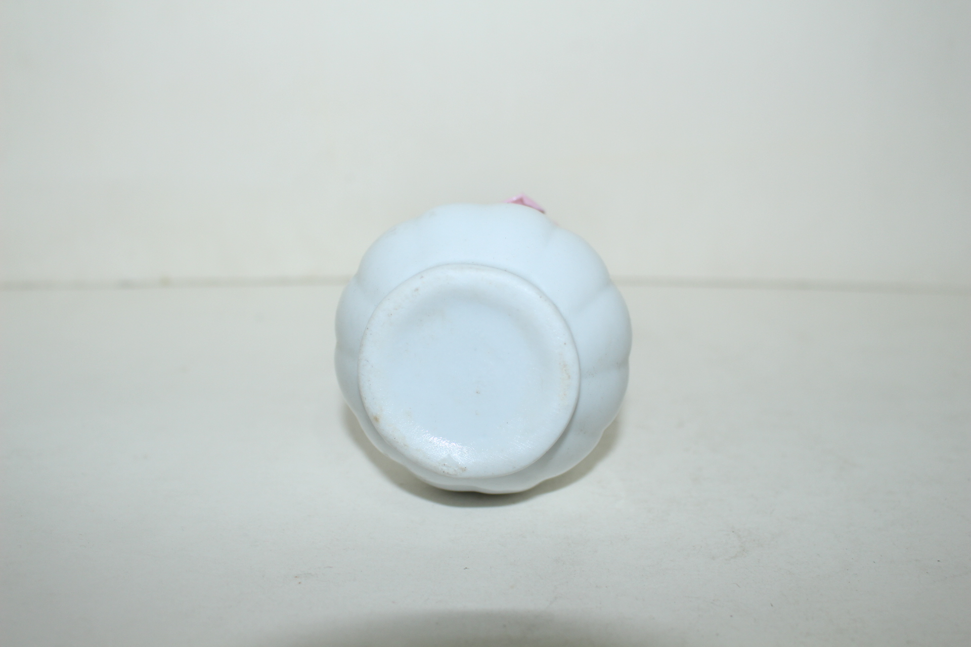 백자 양각화문 한송이화병