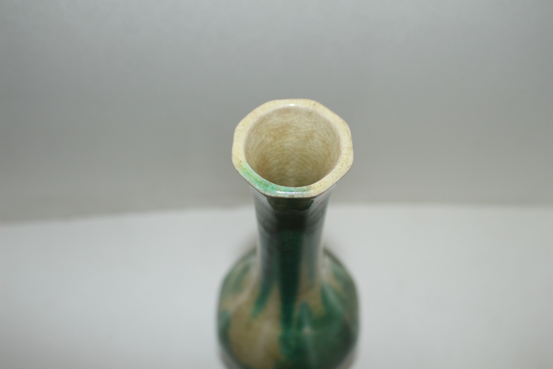 청록청자 각진 한송이 화병