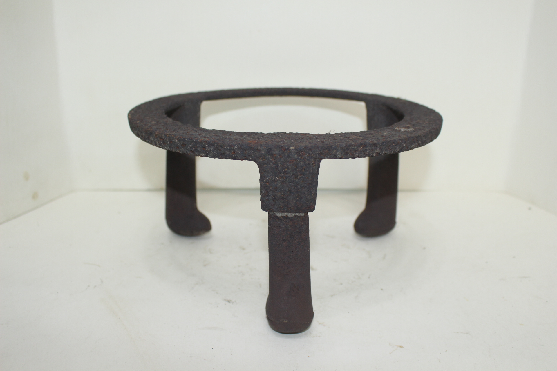 묵직한 무쇠로된 삼발이