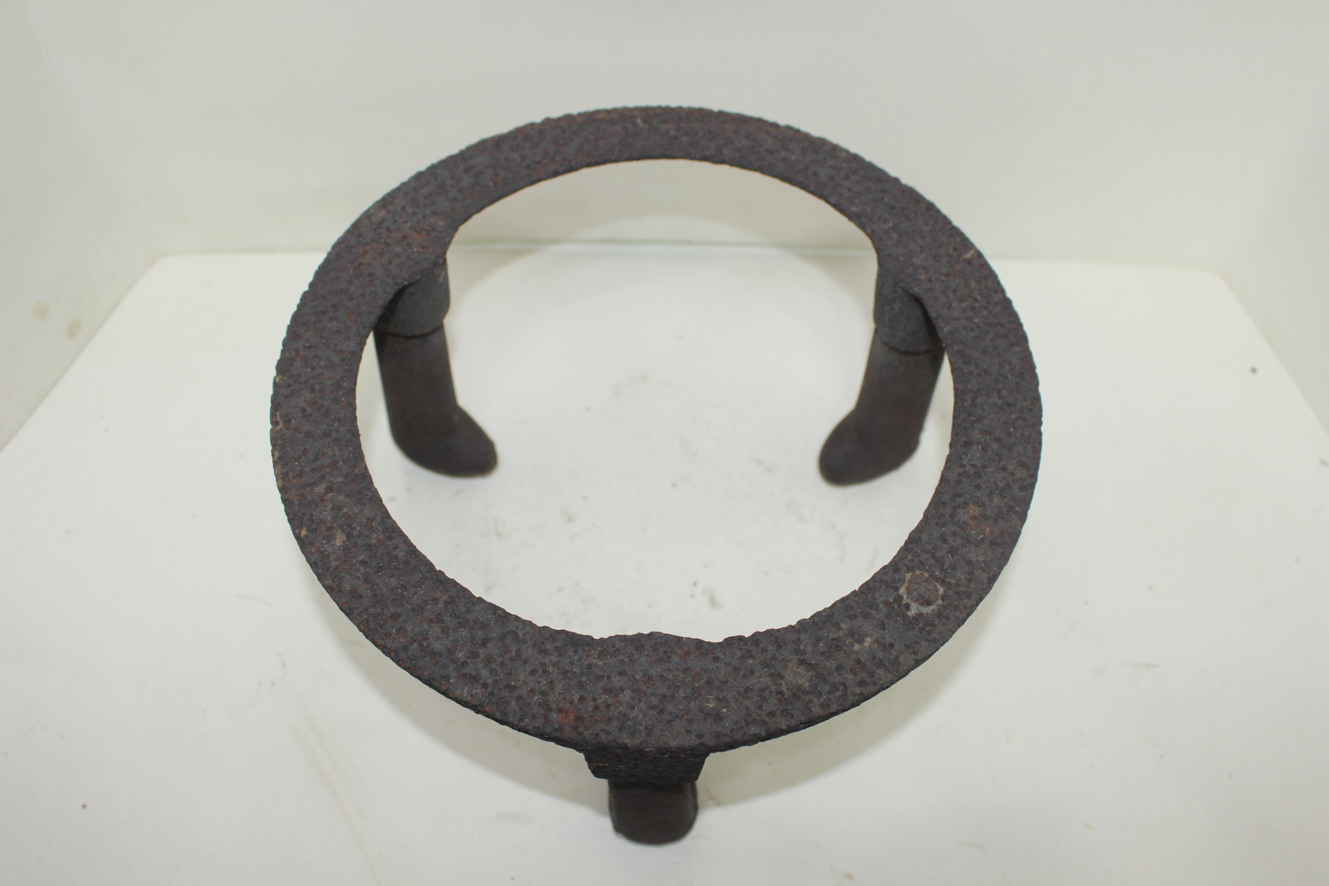 묵직한 무쇠로된 삼발이