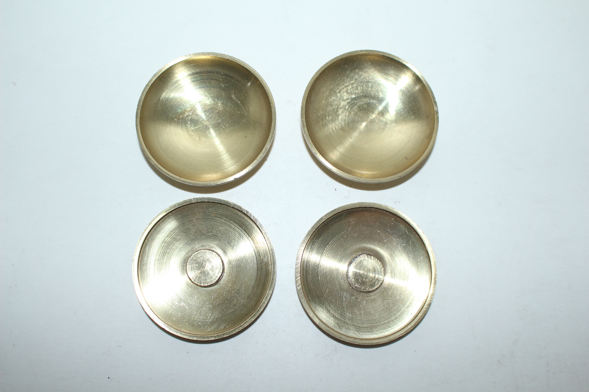 청동으로된 등잔대 2점과 청동완 2점