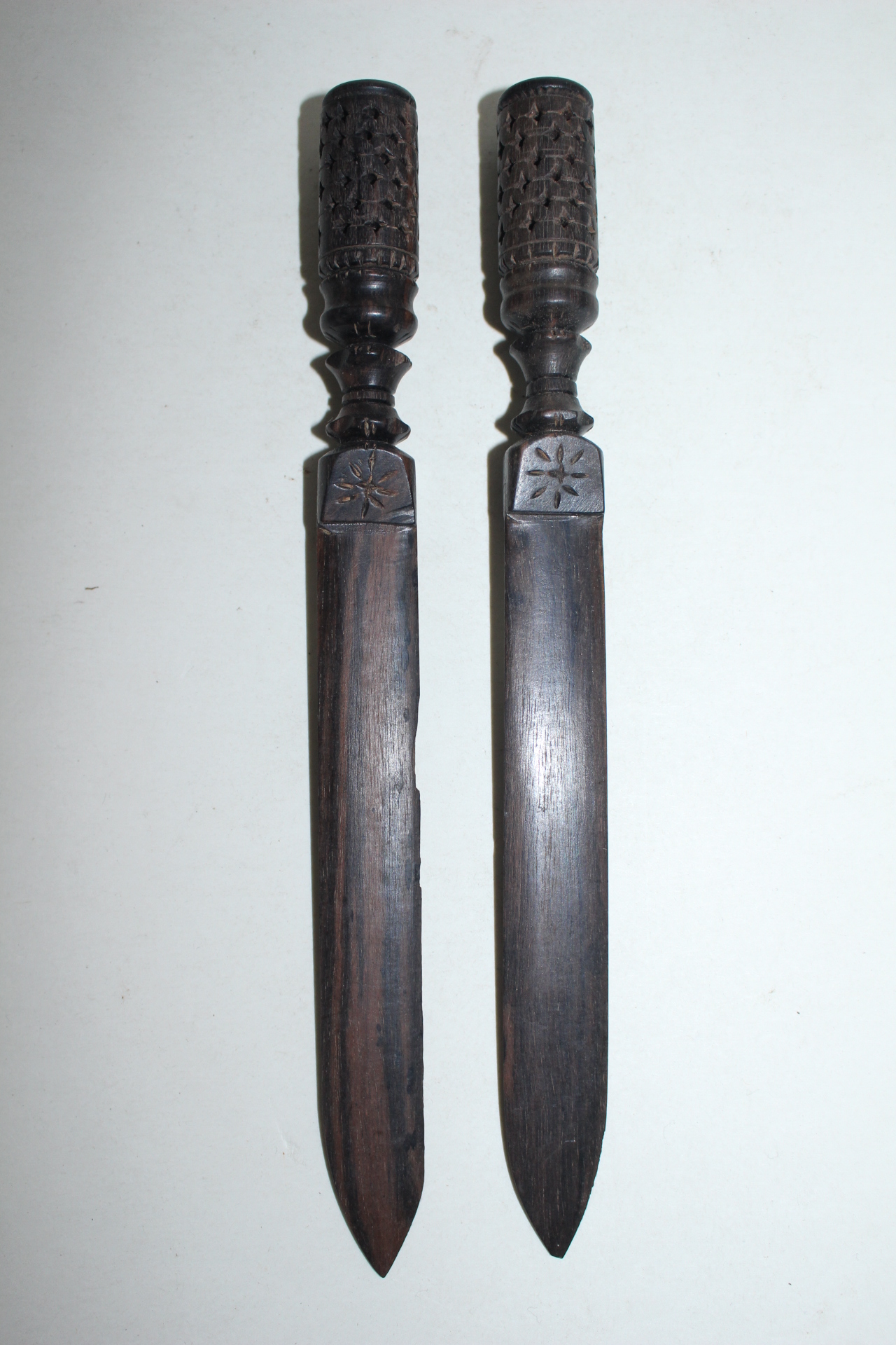 인도산 투각나무로된 나무칼 2점