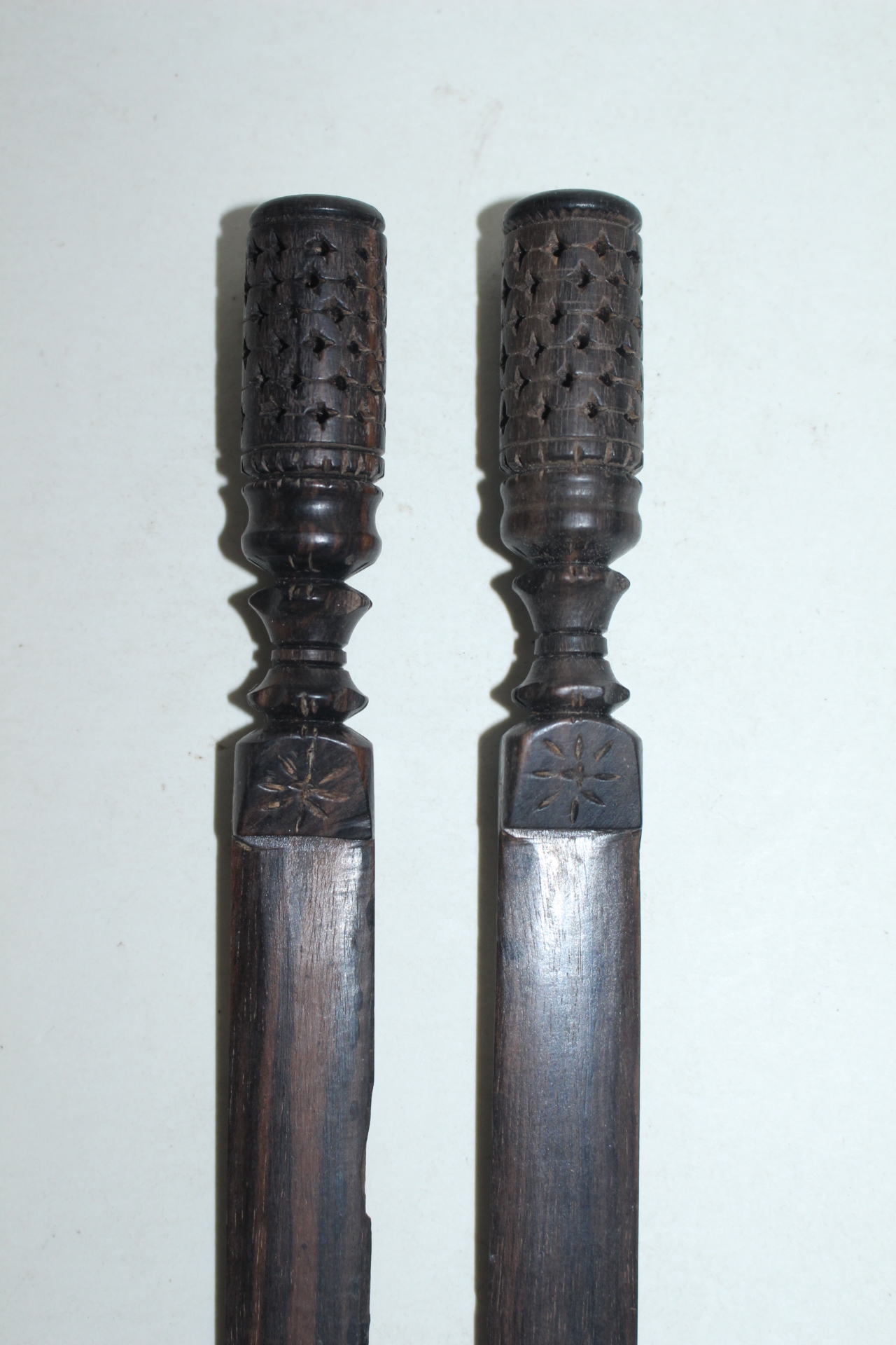 인도산 투각나무로된 나무칼 2점