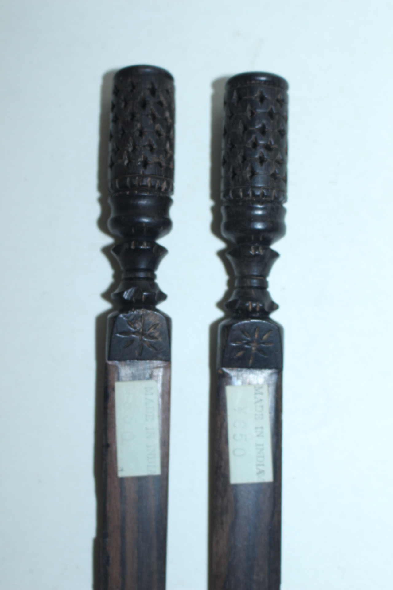 인도산 투각나무로된 나무칼 2점