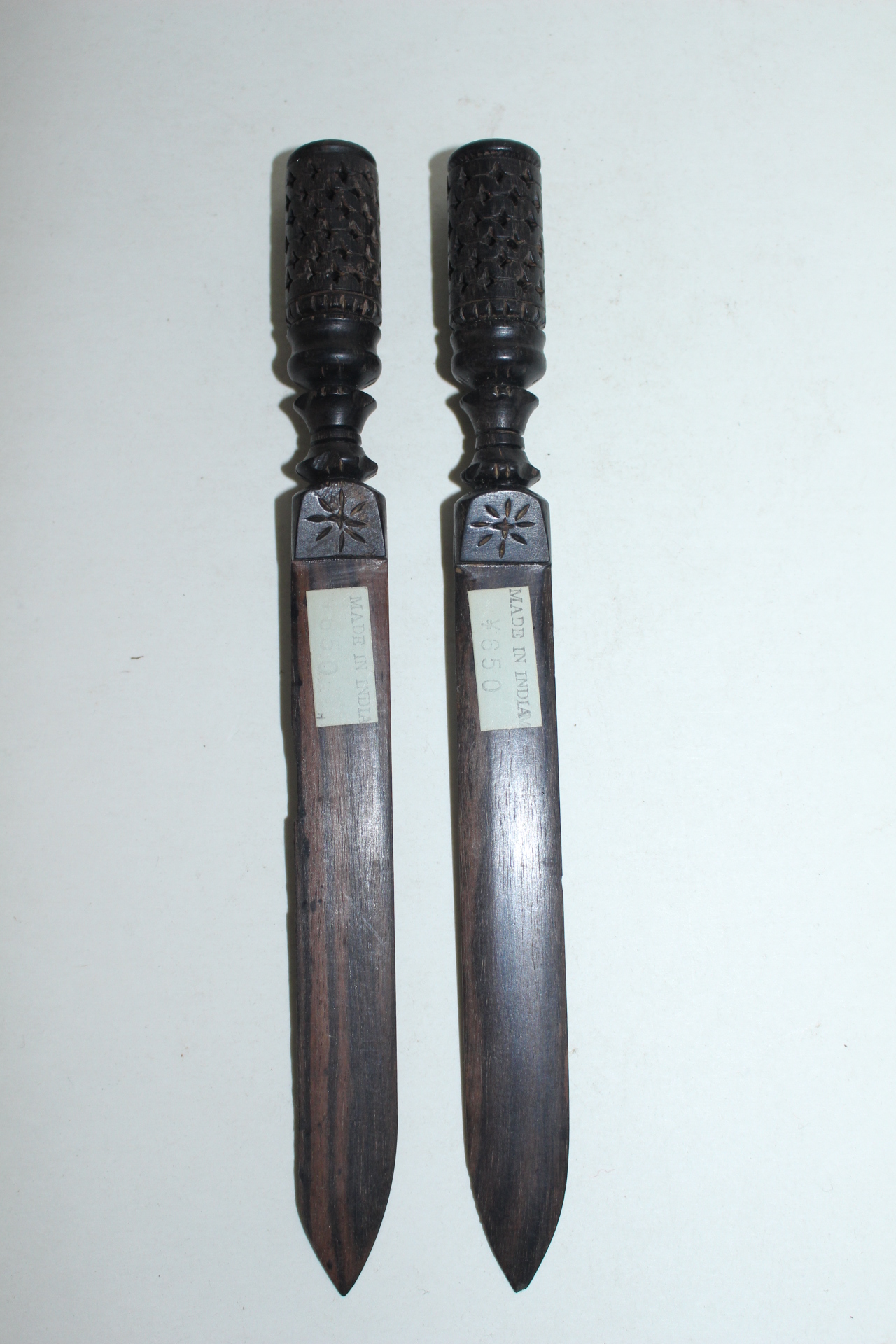 인도산 투각나무로된 나무칼 2점