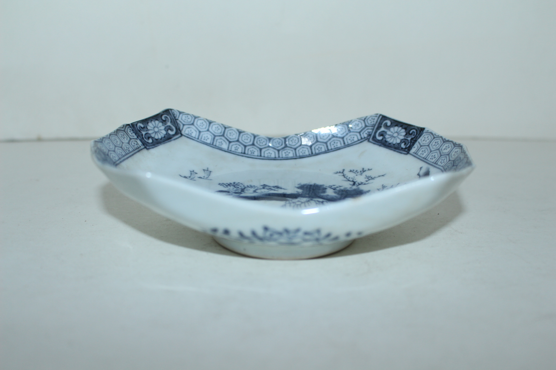 100년이상된 청화백자산수문 화형완