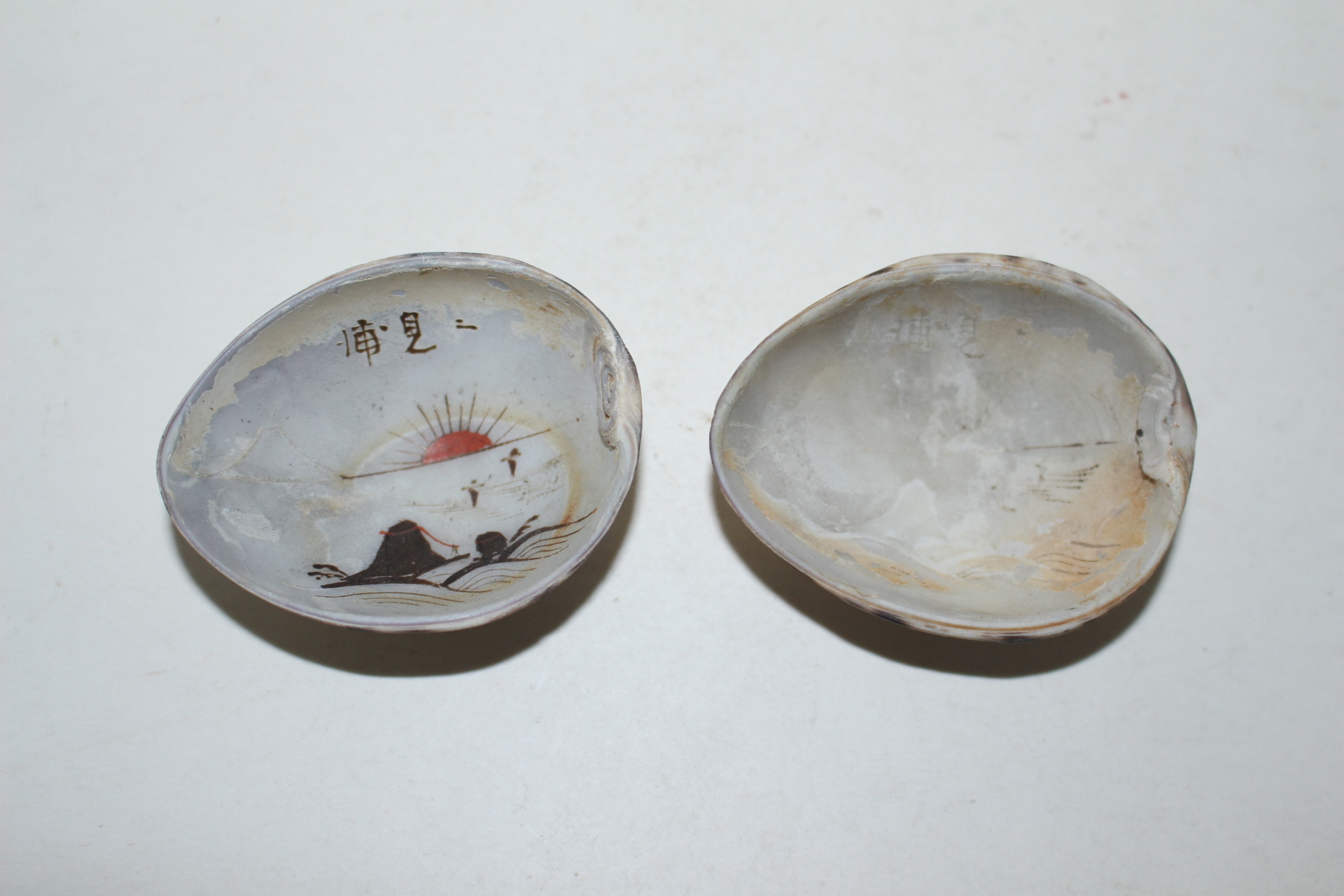 조개껍질에 그림이 있는 잔 2점