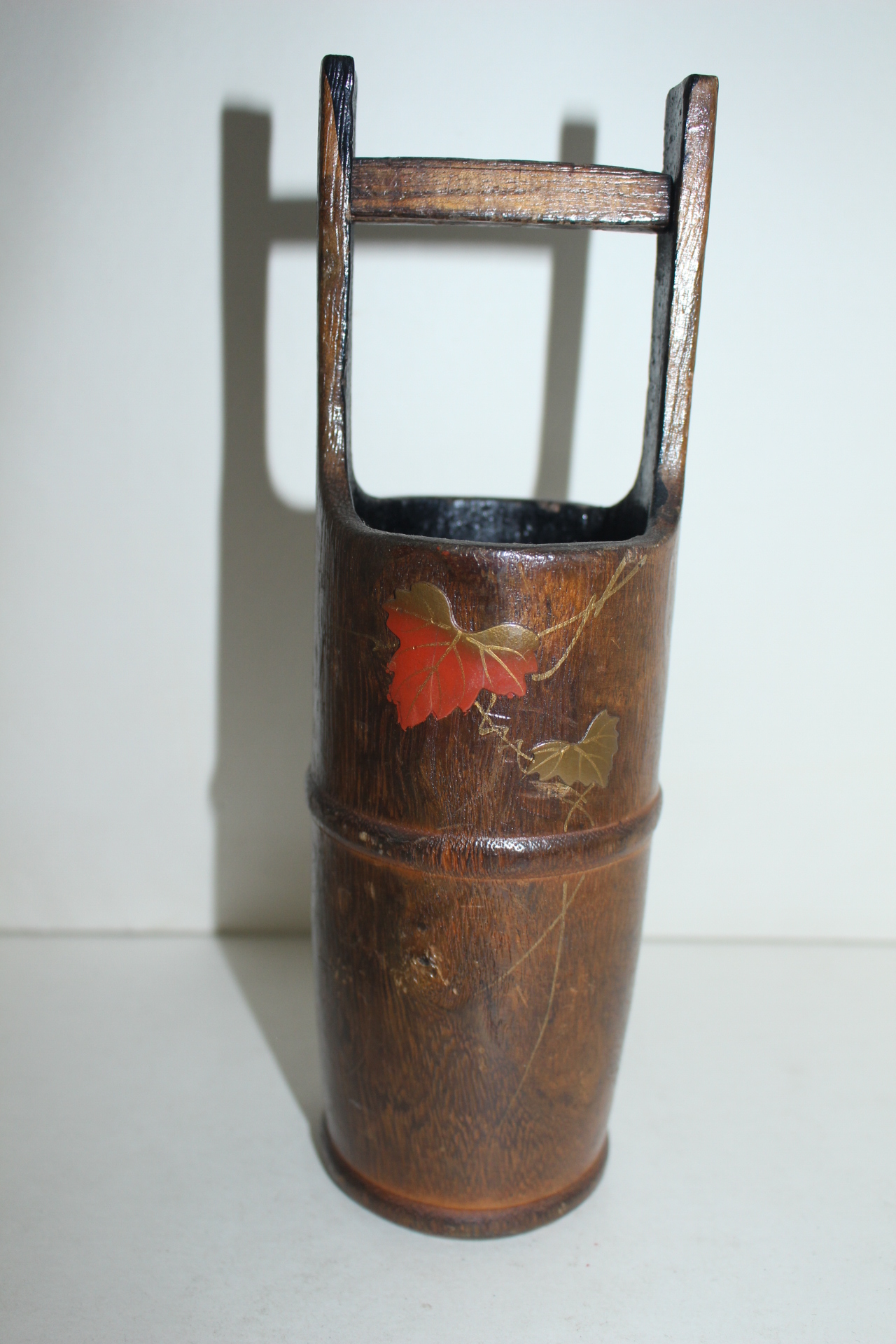 나무에 금채화문된 화병