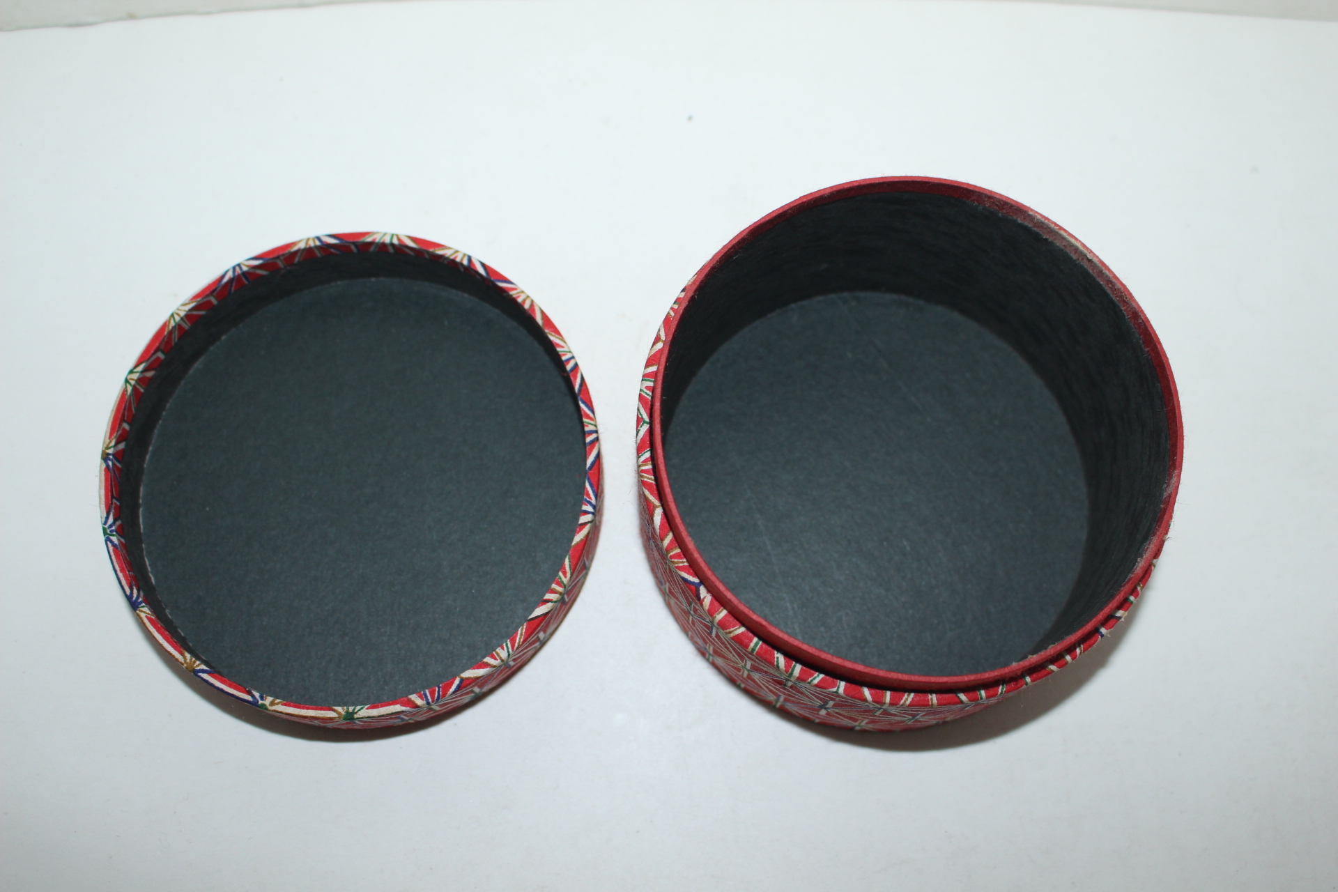 상태좋은 종이와 천으로된 함