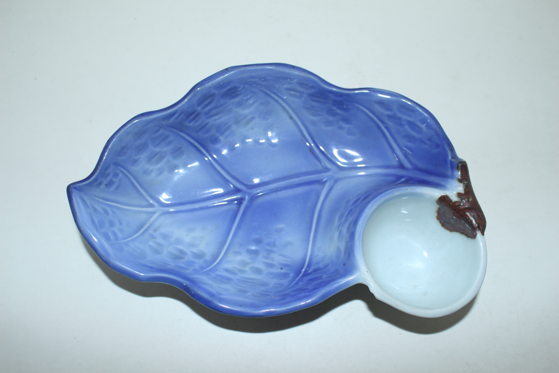 외사기연대의 청화백자 나뭇잎모양 완