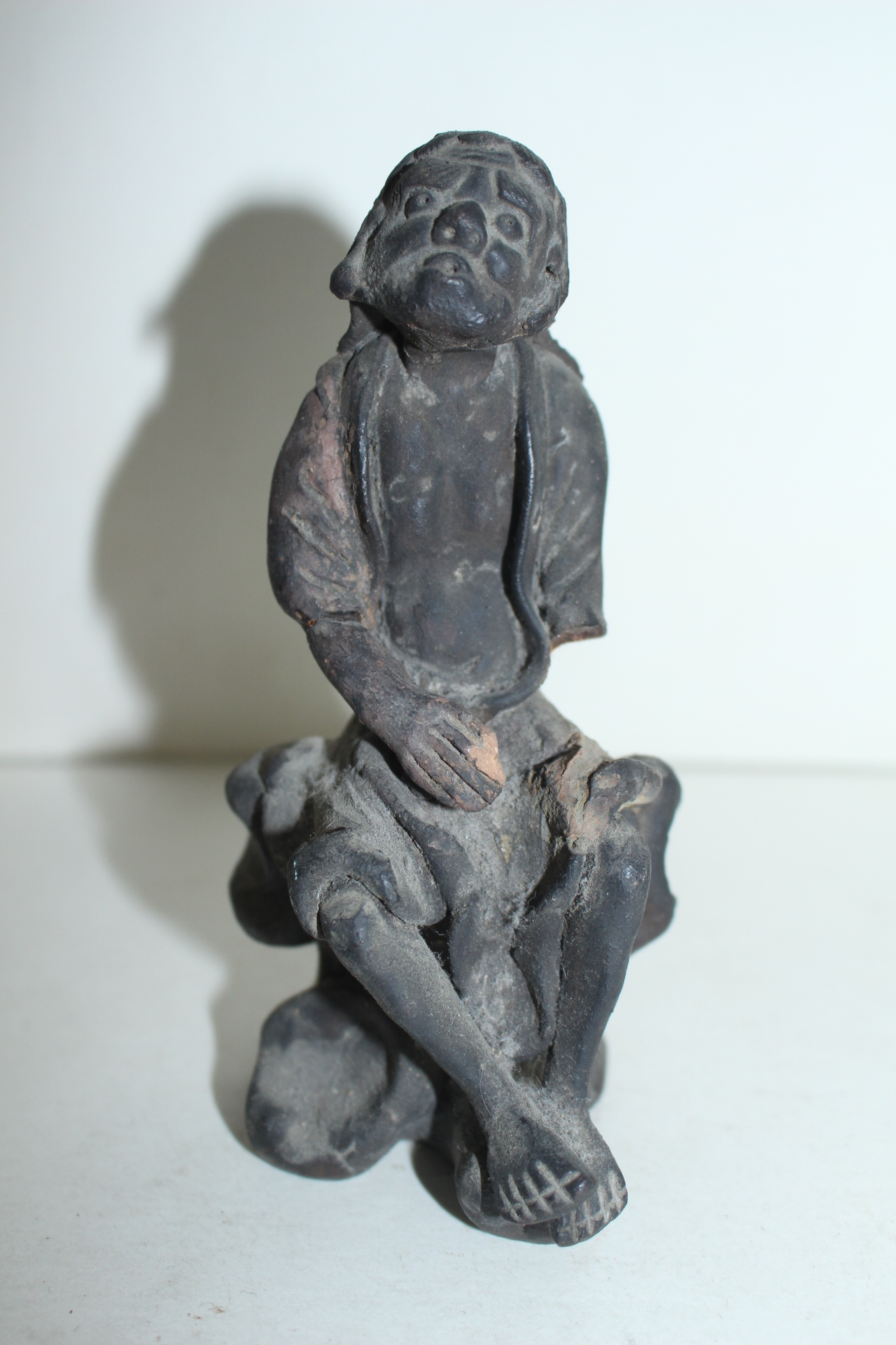 연대가좋은 토기재질로된 도인 조각상