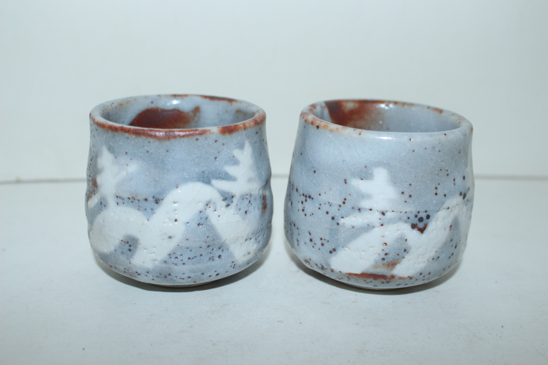 청자 백채추상산수문 잔 2점