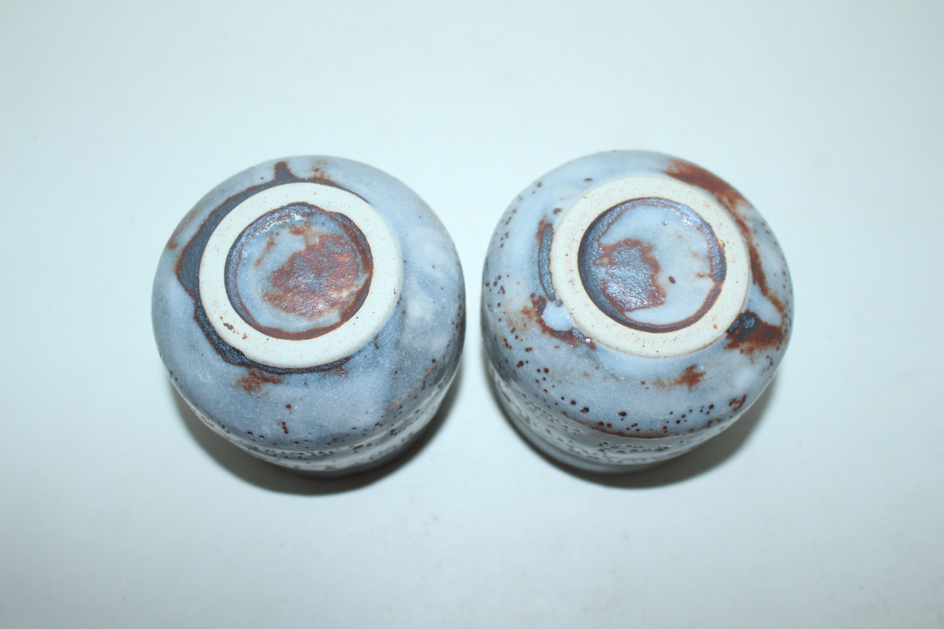 청자 백채추상산수문 잔 2점