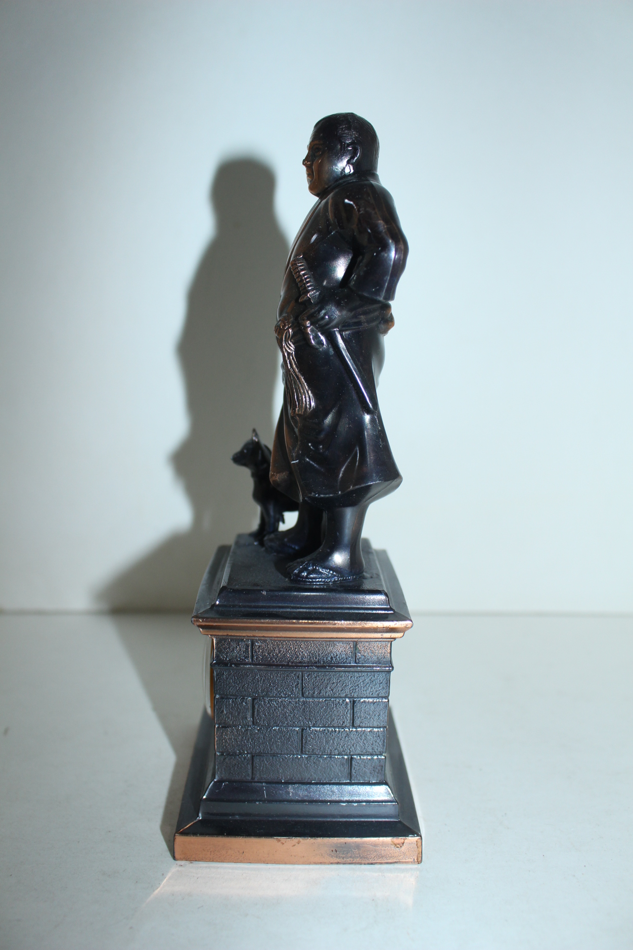 묵직한 금속재질로된 온도계가있는 인물동상 조각상