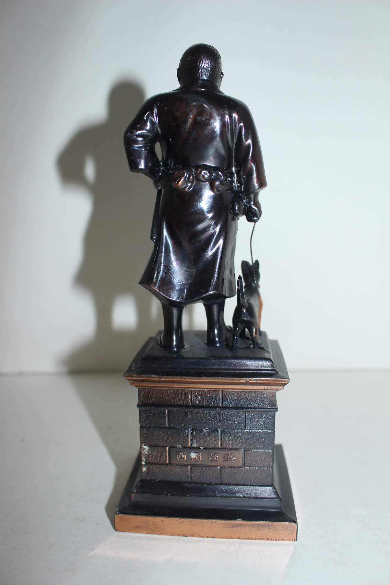 묵직한 금속재질로된 온도계가있는 인물동상 조각상