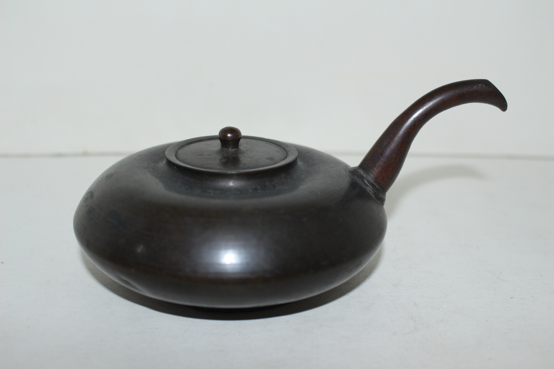 묵직한 청동으로된 차주자