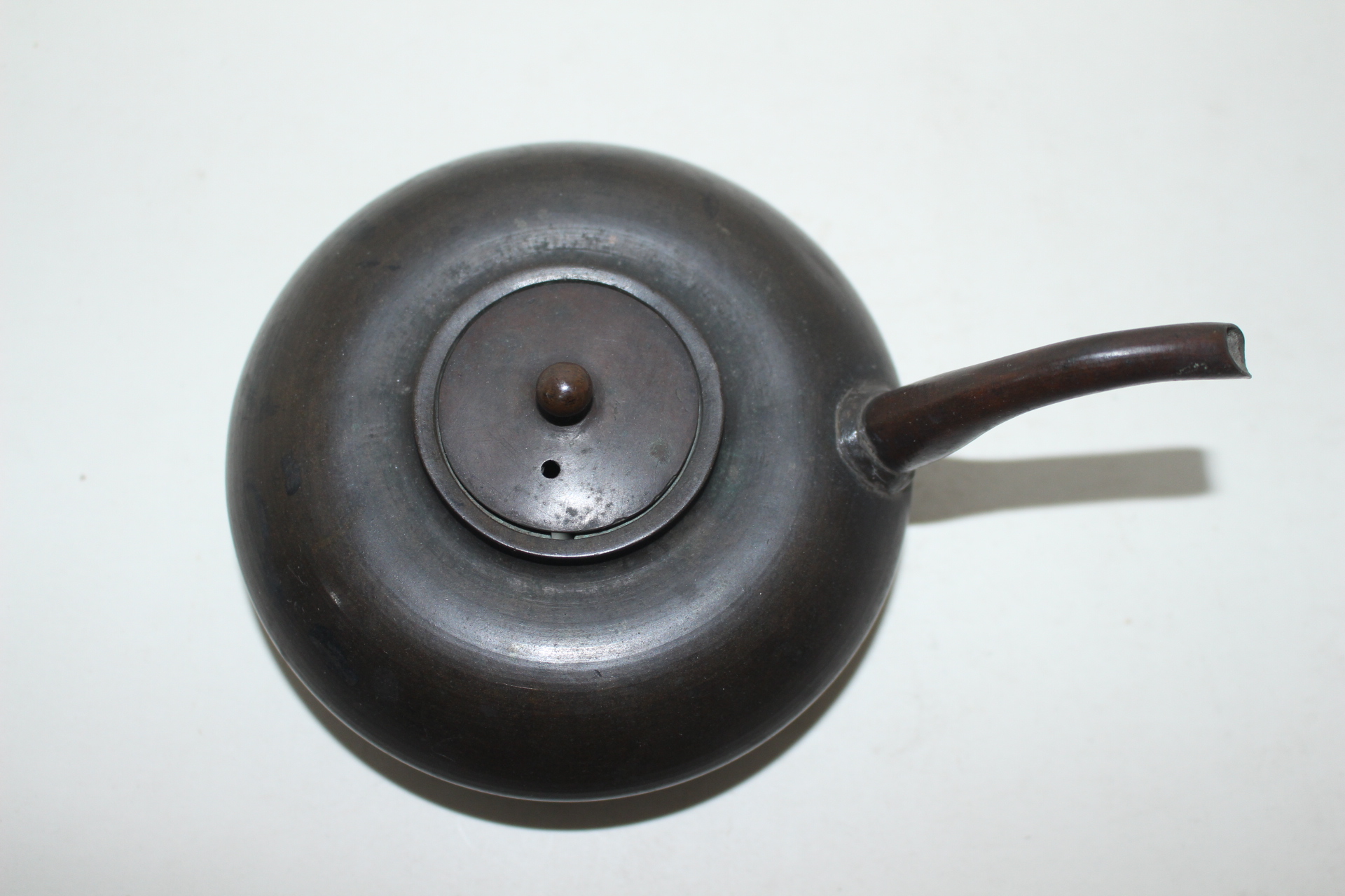 묵직한 청동으로된 차주자