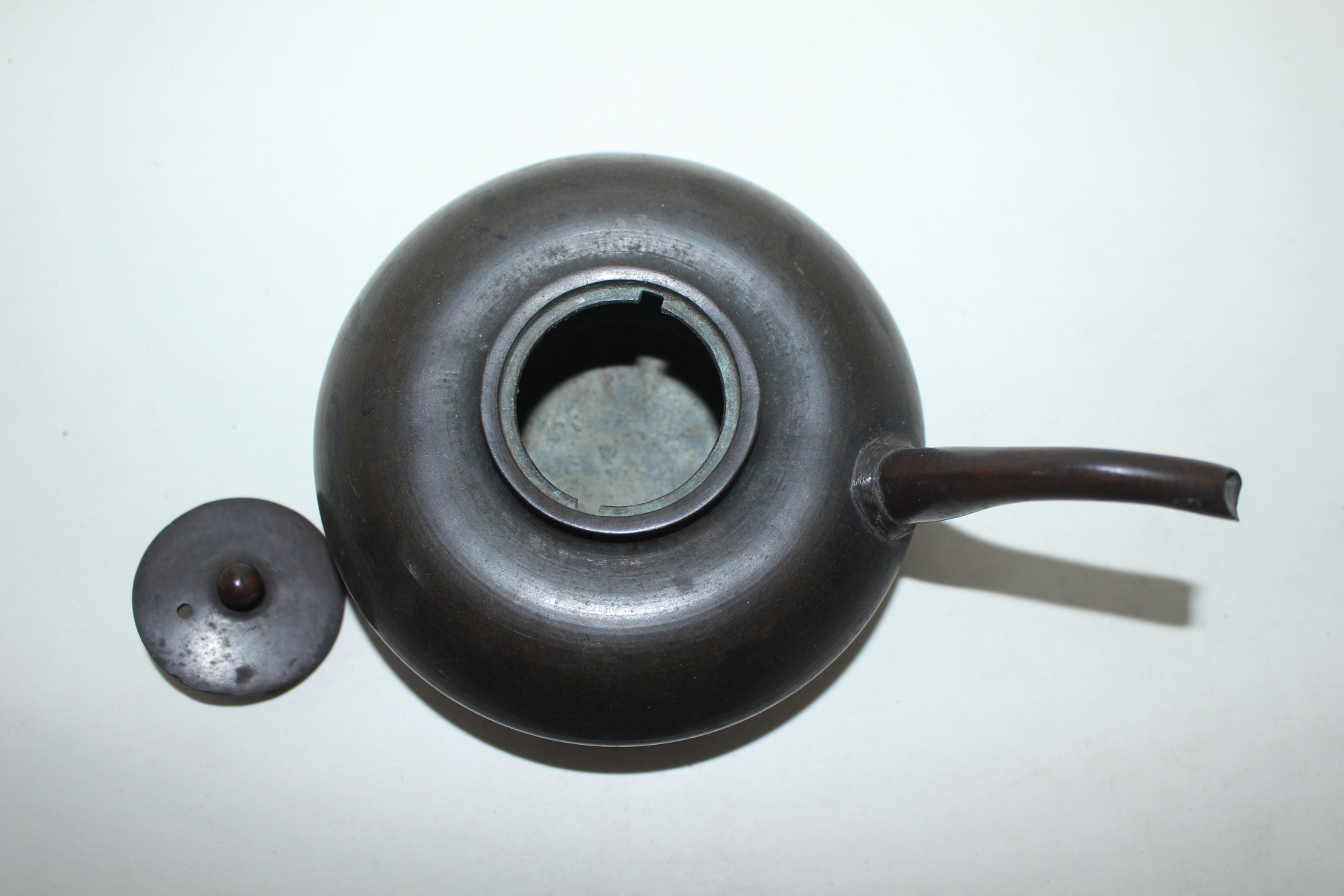 묵직한 청동으로된 차주자