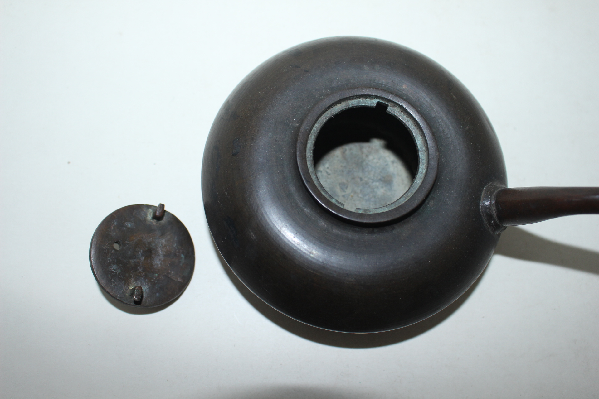 묵직한 청동으로된 차주자