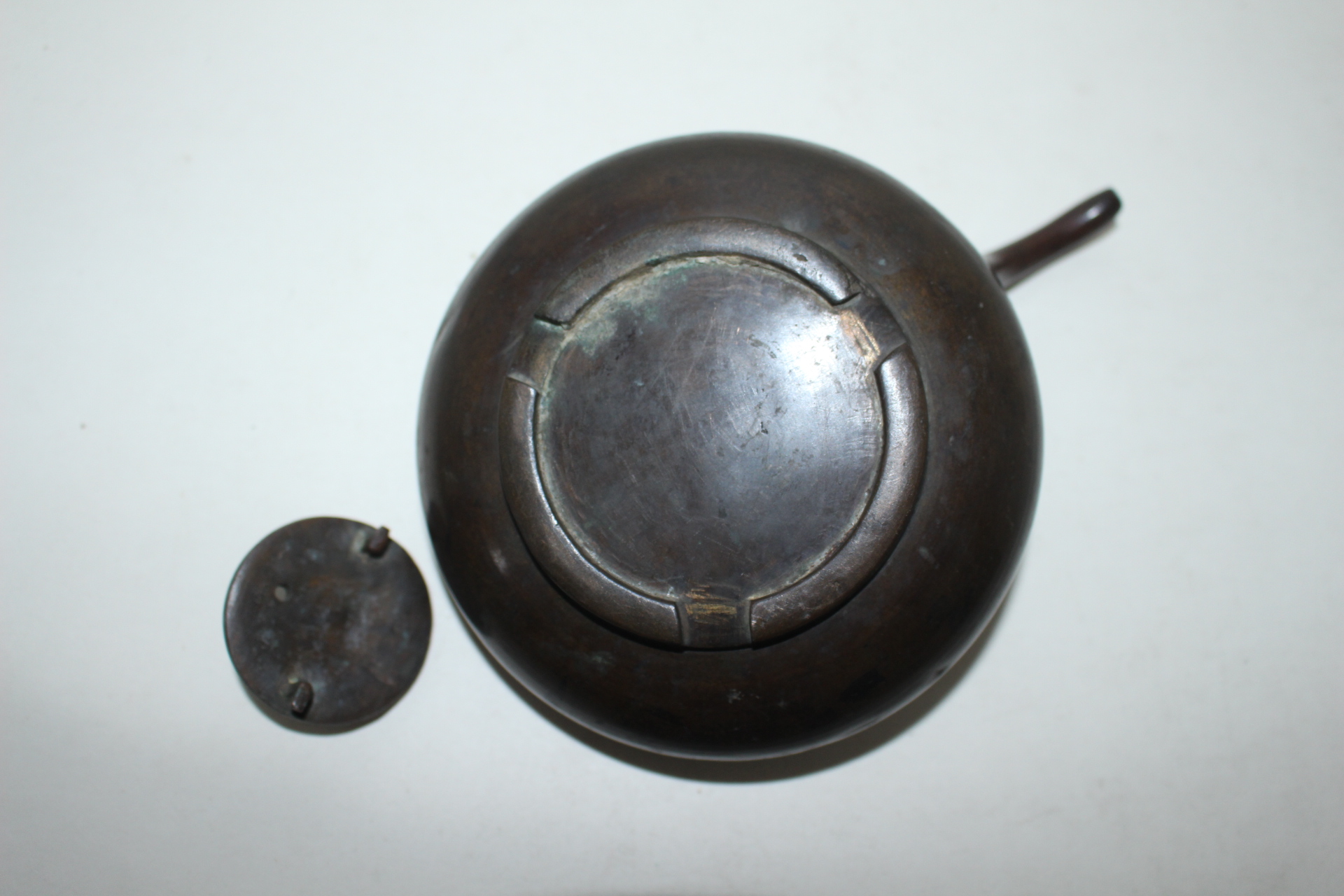 묵직한 청동으로된 차주자