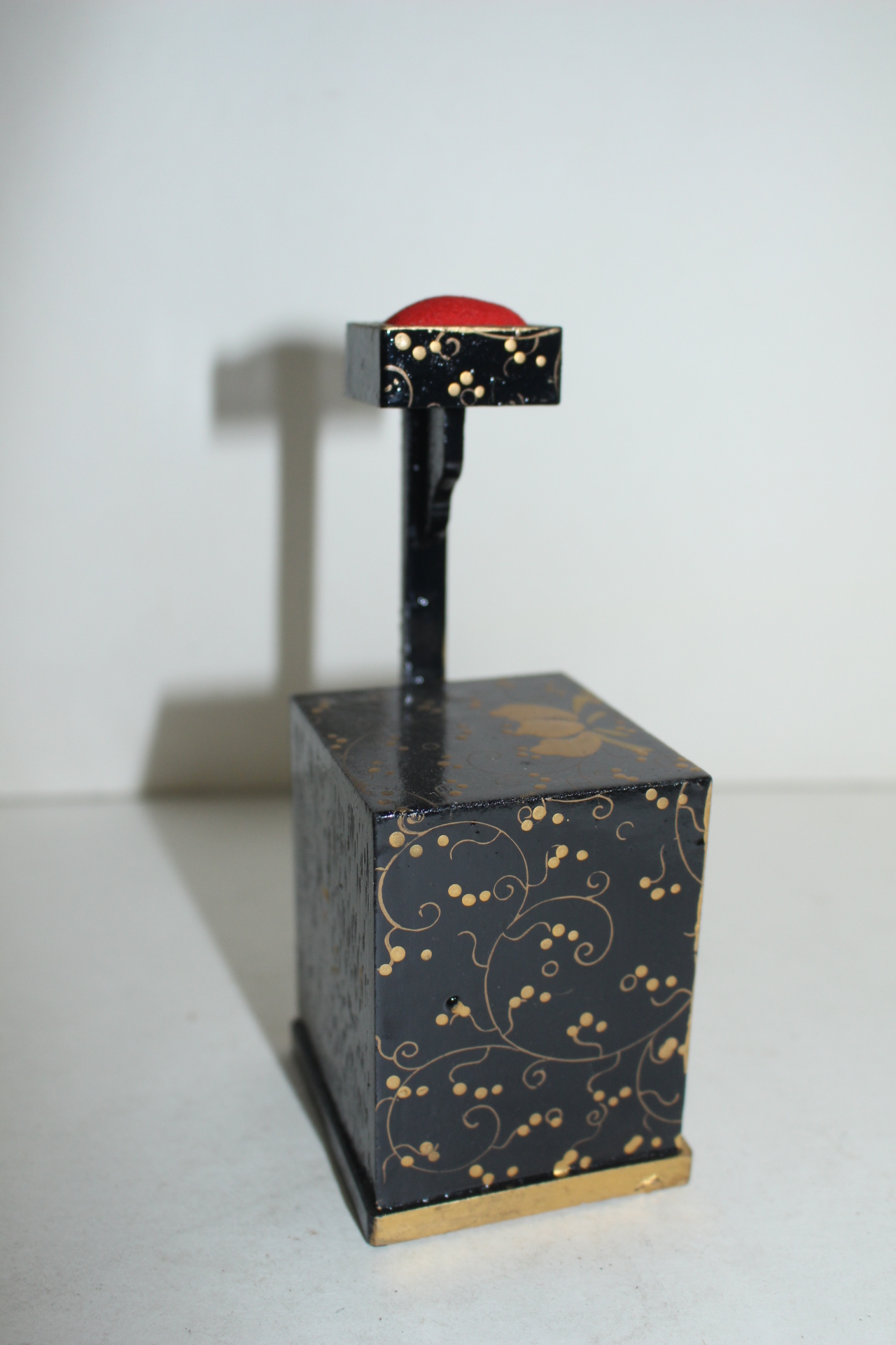 연대가좋은 나무에 금채화문된 소형경대