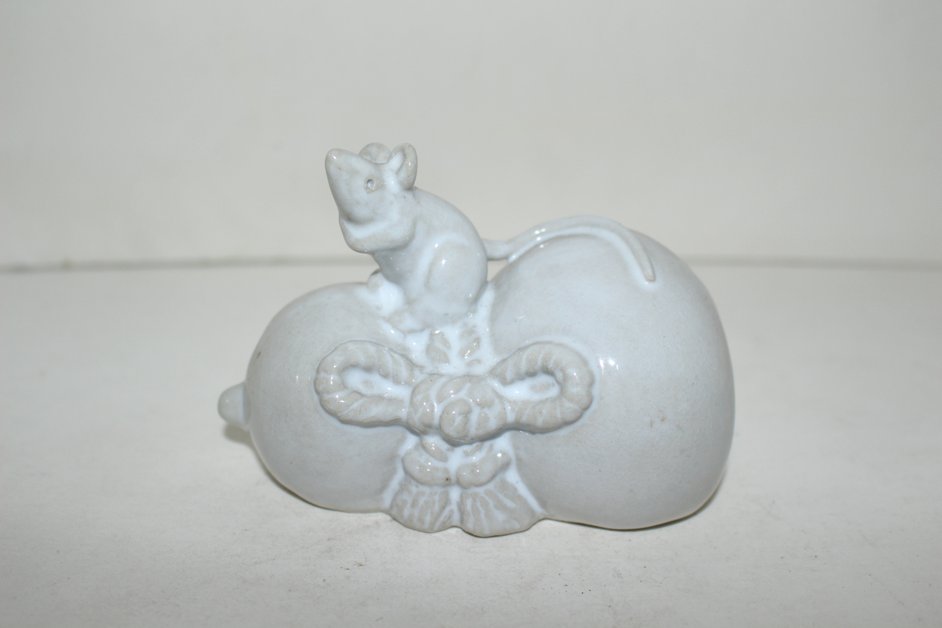 청자 복주머니 쥐 조각상