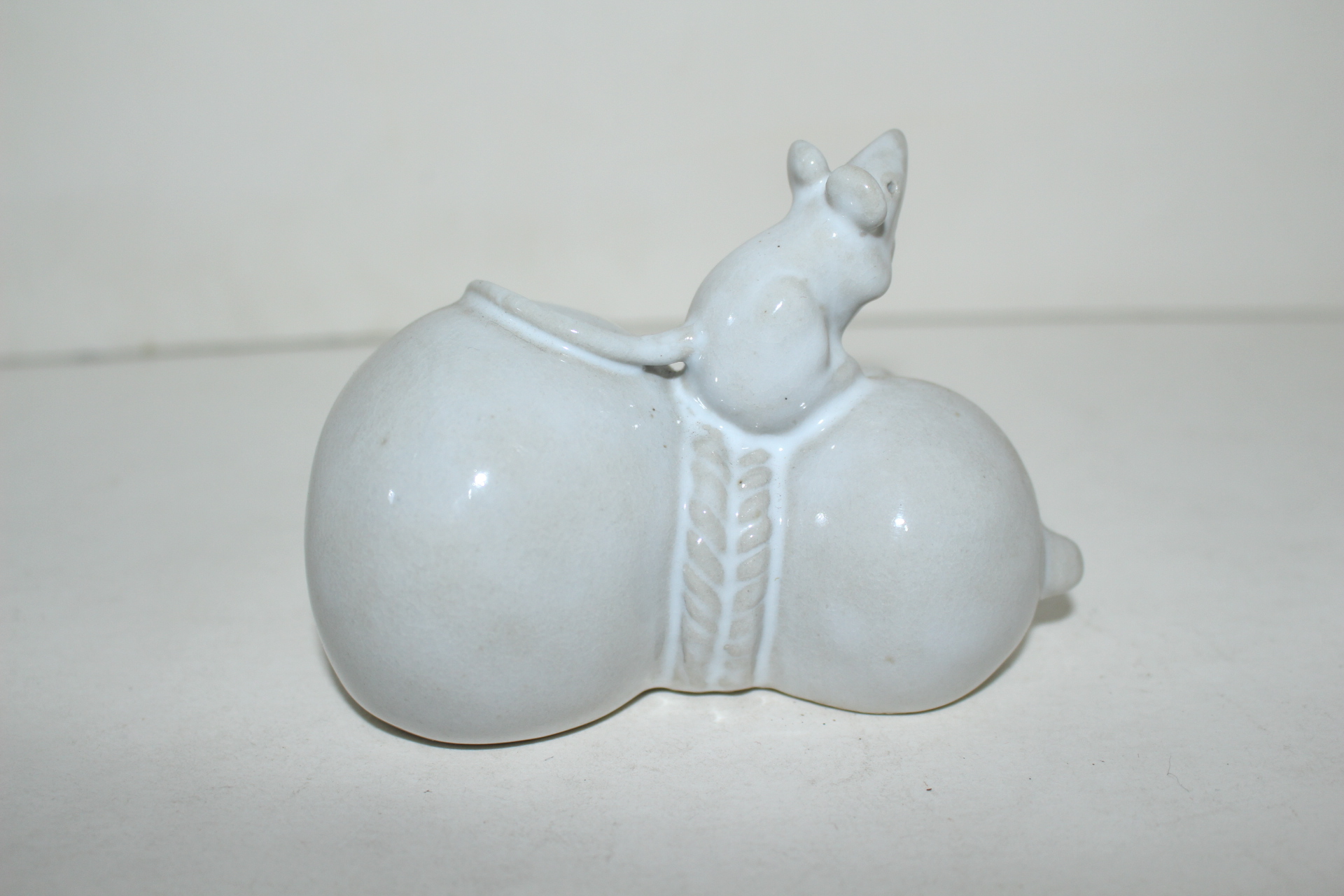 청자 복주머니 쥐 조각상