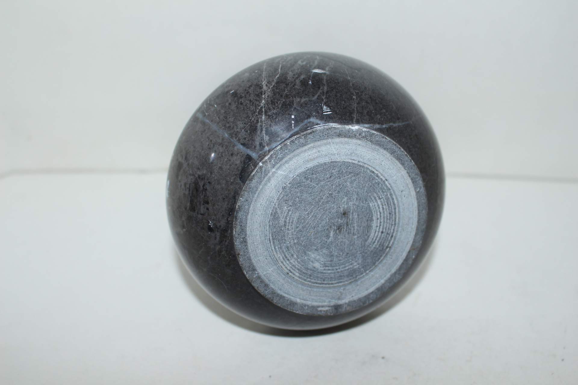 묵직한 대리석계열의 돌로된 화병