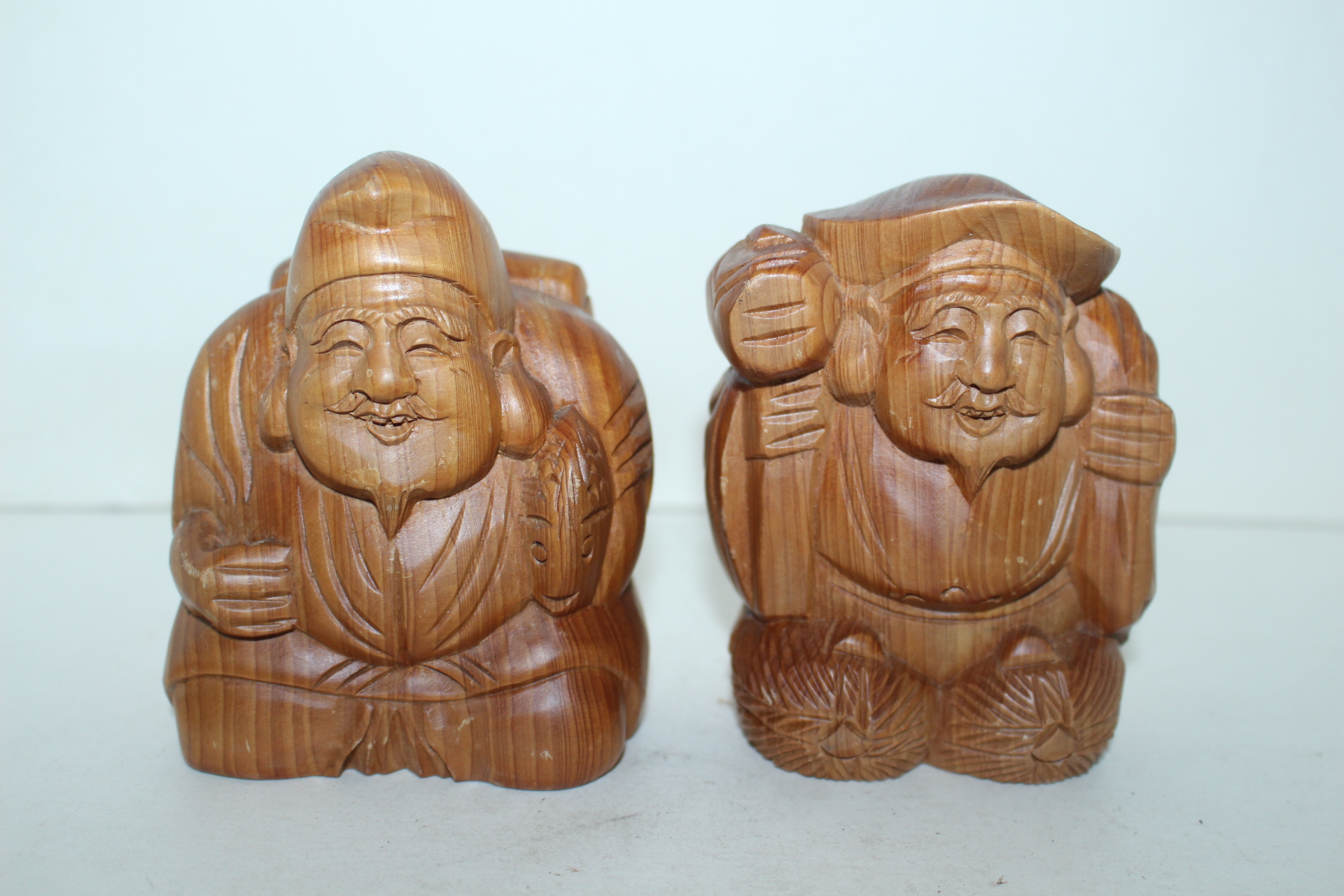 원목나무로 조각한 복신 조각상 2점