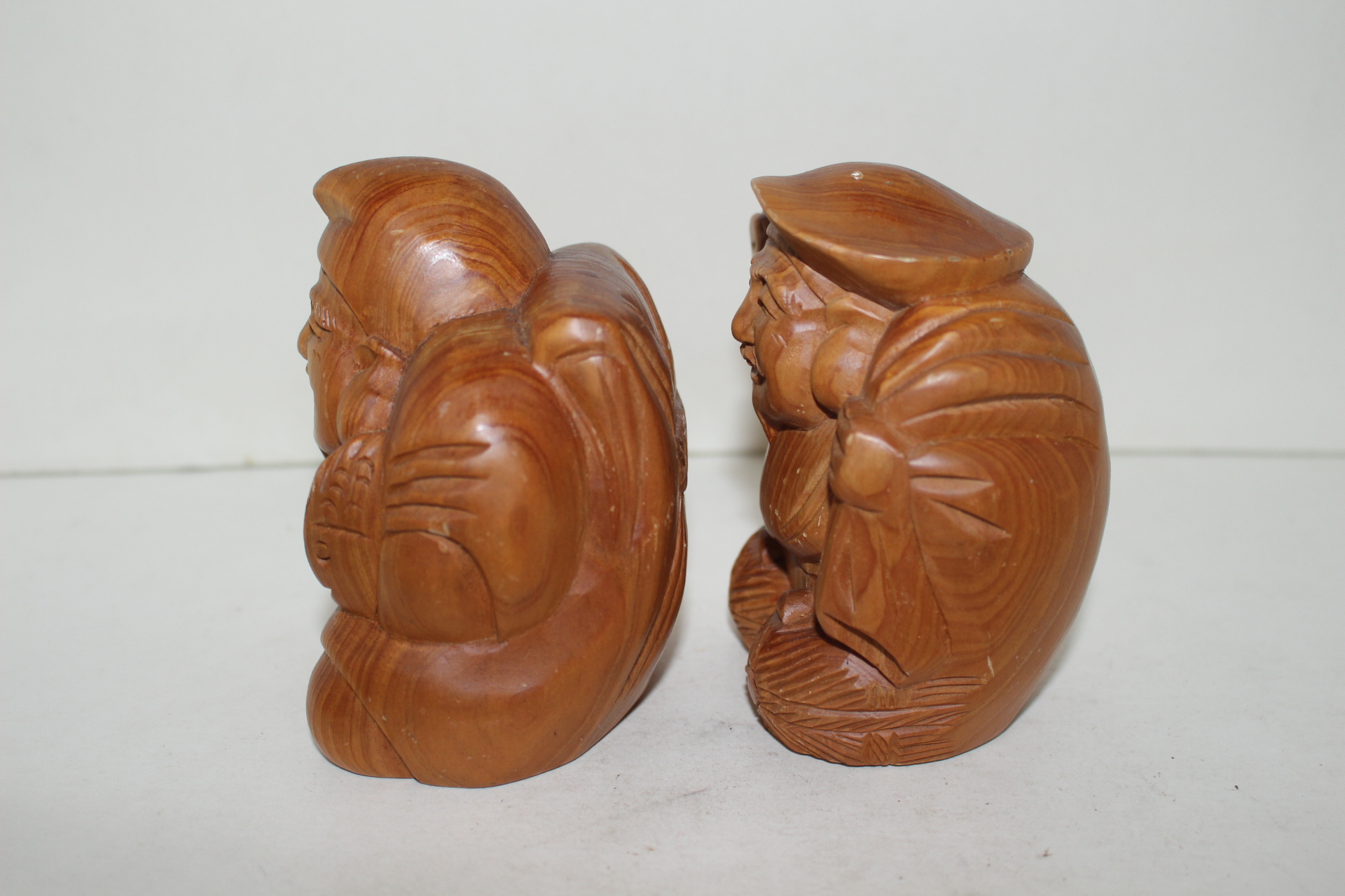 원목나무로 조각한 복신 조각상 2점