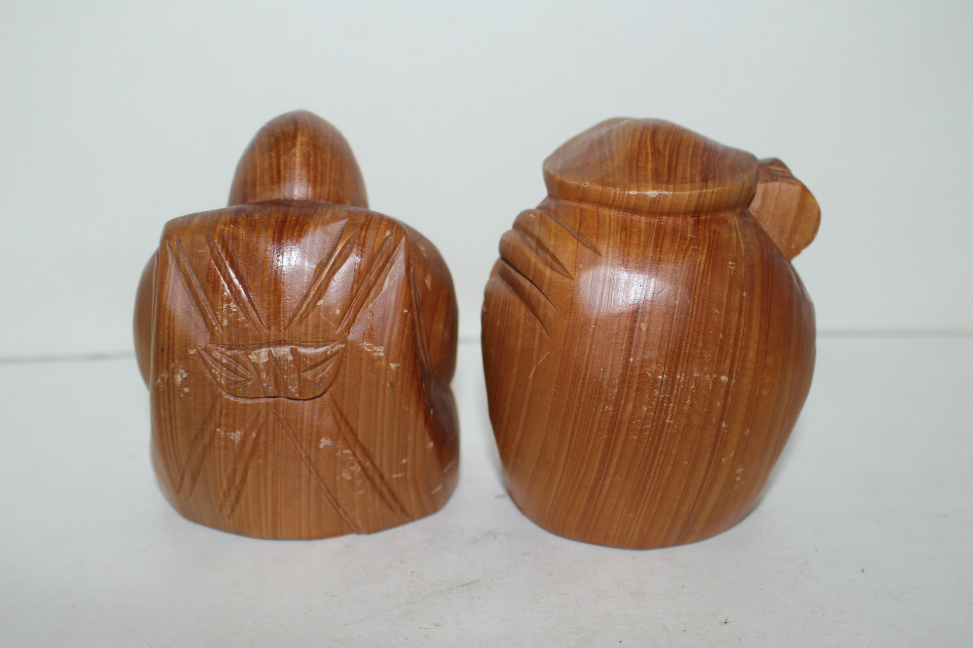 원목나무로 조각한 복신 조각상 2점