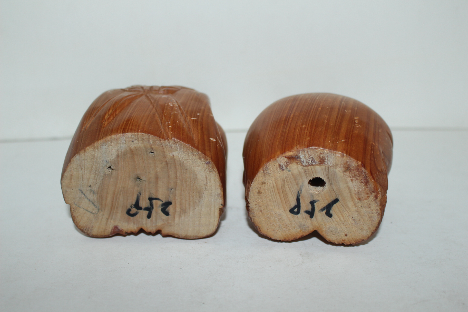 원목나무로 조각한 복신 조각상 2점