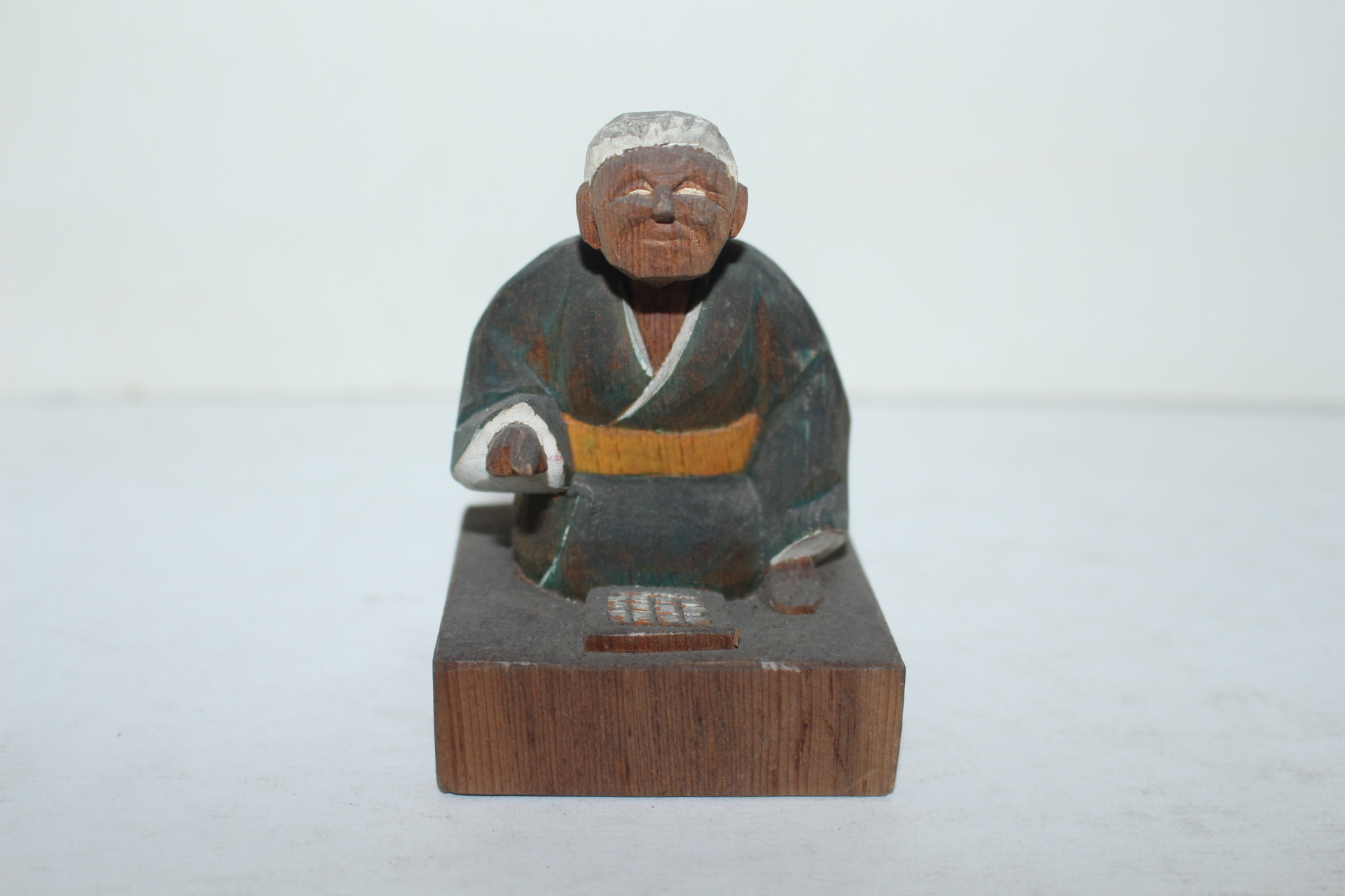 나무를 통으로 조각한 여인 조각상